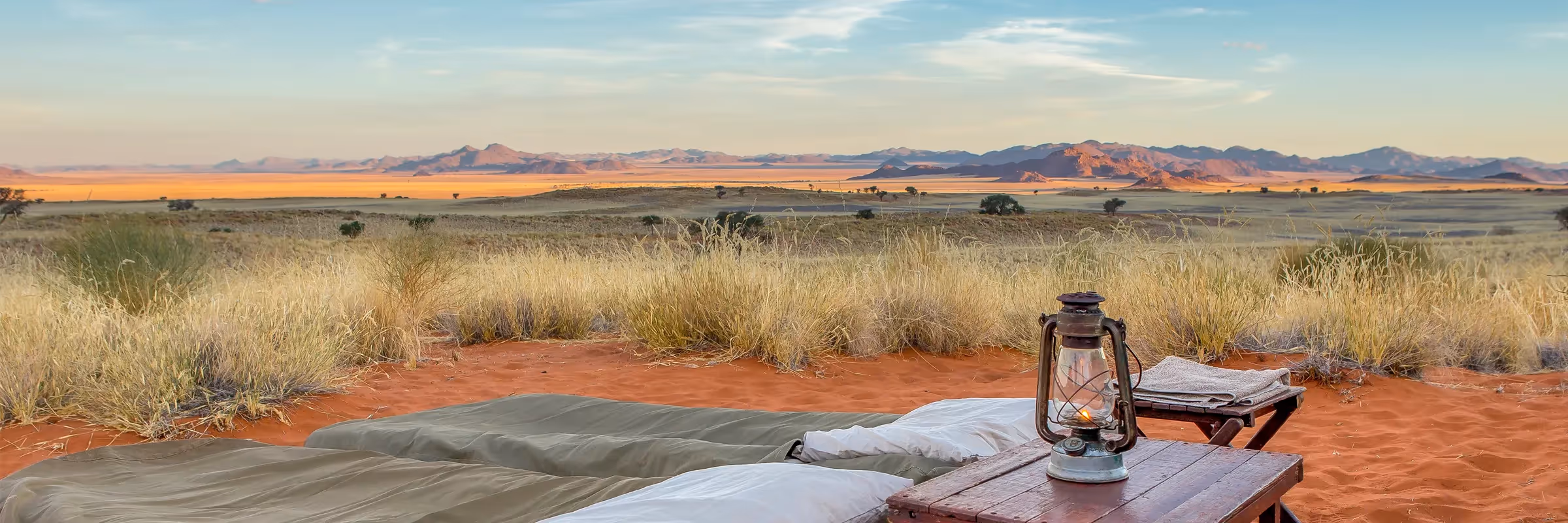 Das Outdoor-Bett des Tok Tokkie Trails, einladend unter dem sternenklaren Wüstenhimmel.