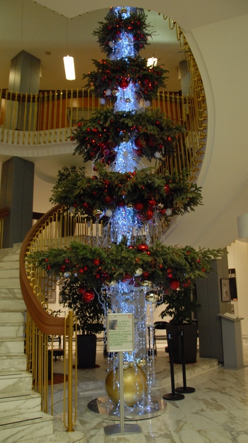 Hall de mairie avec une décoration originale sur le thème de noël
