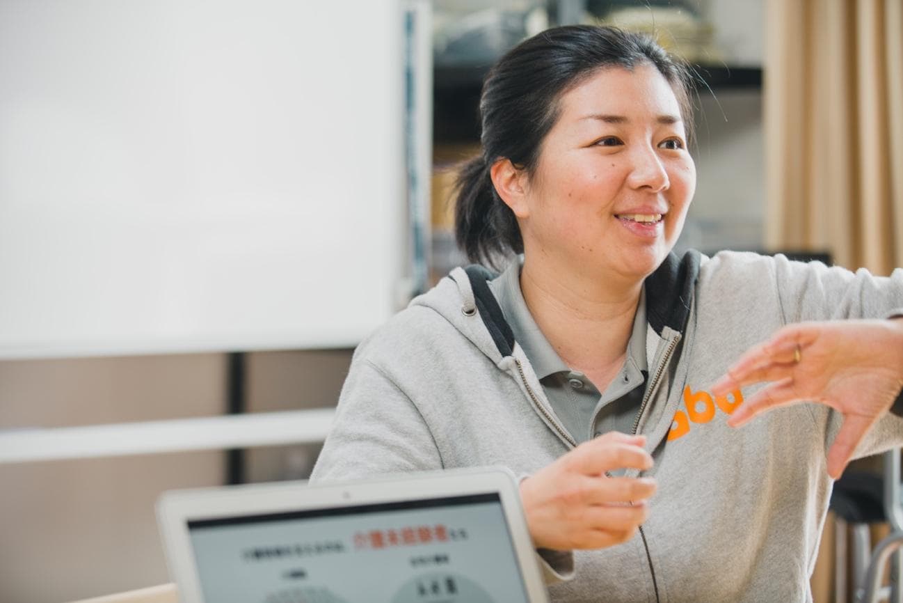 先ほど補助の話が出たが、宇井氏は大企業との提携も重要だと話す。現にHelppadはパラマウントベッド社と共同開発を行い、量産費用を負担してもらうことで製造にこぎつけた。 宇井「ハードウェアを作る企業は、最初から自社生産にこだわらない方が良いと思います。なぜならスタートアップには量産ノウハウがなく、コストや時間の無駄が多くなるからです。ノウハウを持った大手と組んで生産すればうまく製品化できるし、量産に必要なタイムスケジュールと費用が大まかにわかります。大切なことは課題を解決すること。だから、自社生産は2回目以降でいいんです」 同社では大企業との提携のほかに、クラウドファンディングも今後視野に入れている。まずはミニマムで始めて製品の作り方を知る。より大規模に生産したいのならばアセットとノウハウを持った企業の力を借りる。企業価値よりも社会課題の解決に比重を置く、ソーシャルスタートアップならではのやり方だと感じた。 では、大企業と提携するためには何が必要なのだろうか。 宇井「担当者さんがプロジェクトに情熱を持っていることが大前提です。大企業と提携する場合は、私たちも向こうの事情を理解しなければいけません。社内政治を把握して、常にやり取りさせてもらう担当者さんの立場を聞き出し、別部署とやり取りしやすいように先回りして課題をもとに資料を渡しています。 会社間の取り引きでは担当者さんを企業そのものとして見てしまいがちです。けれど、対企業として見ていては、中にいる個々人の課題は見えてきません。そのため、『〇〇部の■■さん』とバイネームで接するようにしています。 こう考えるようになったのは、介護施設のボランティアがきっかけでした。現場で高齢者の方に『おばあちゃん』と声をかけたら、ベテラン職員さんに叱られてしまったんです。その人は『この人は”おばあちゃん”という名前ではない。〇〇さんという名前がある。そうやって一人ひとりにしっかり向き合わないと、その人が何をして欲しいかは分かりません。最初に名前を聞いて関係性を築きましょう』と諭してくれました。 個々の課題に向き合うことはビジネスでも変わらないと思います。それぞれに立場があり、課題があって解決法を求めている。それをサポートできなければ事は進みません」