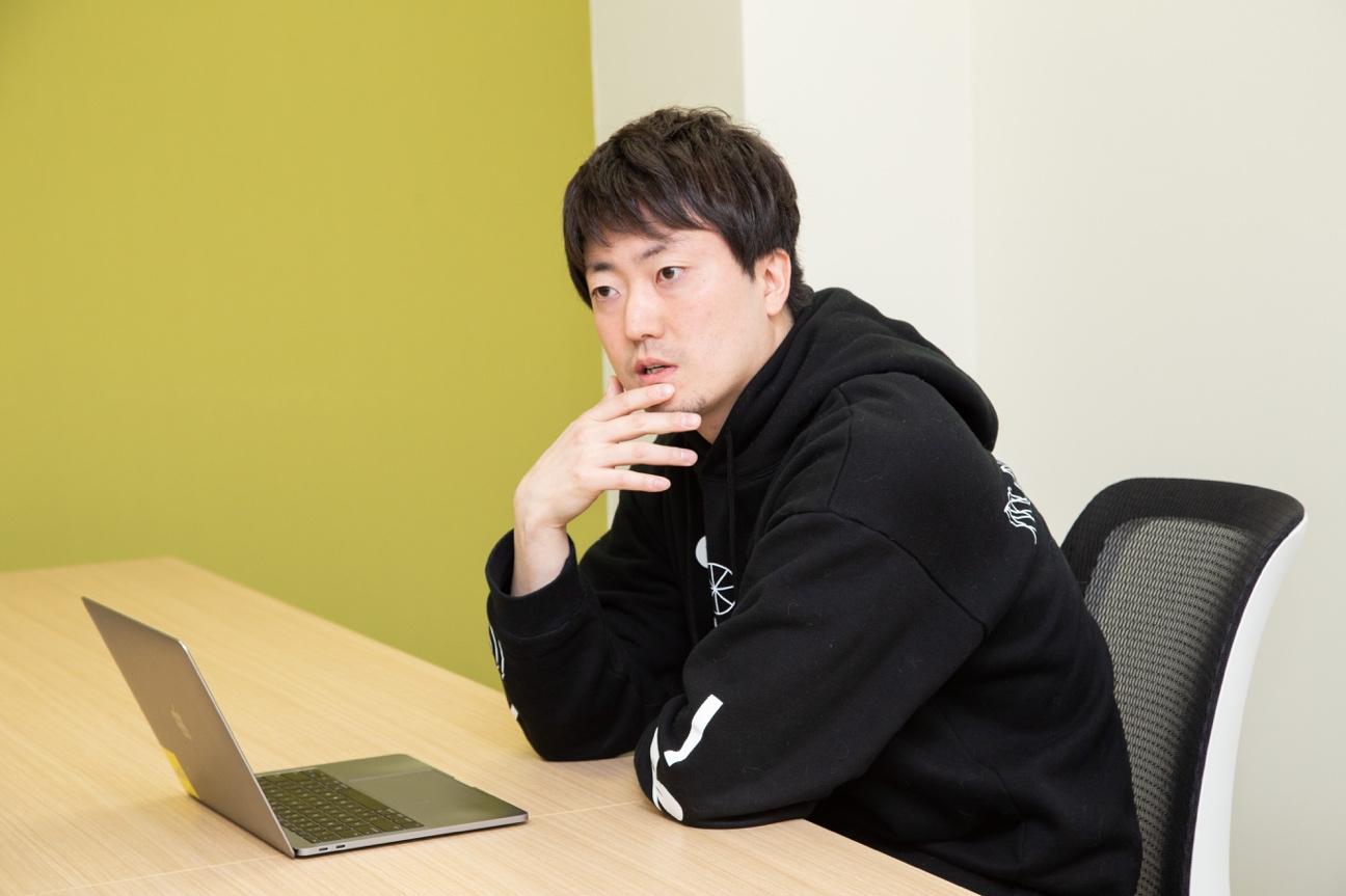 2016年にキズナアイがバーチャルYouTuberとしてYouTubeチャンネルを開設しました。Activ8は彼女の活動をサポートしていました。開設後1ヶ月くらいでとくに理由もなくアカウントがバンされたんです。2週間くらい動画がアップロードできなくなってしまったんですが、それでも活動は続けていて動画は作っていました。