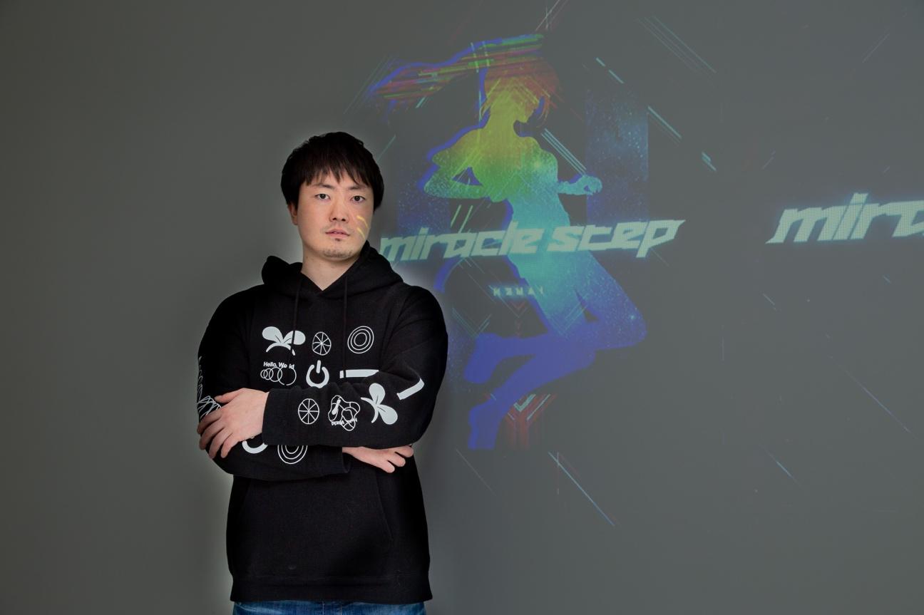 ここ数年で新しいエンタメコンテンツとして頭角を表わしている「バーチャルYouTuber」。その名の通りバーチャルなYouTuberのことだが、近年ではTV出演や音楽活動など活動の幅を広げ、その姿は「バーチャルタレント」と言っても過言ではない。2022年には、その市場規模は579億円にまで達するとまで推測されており、大手IT企業はこぞってバーチャルYouTuber市場に参入を始めている。