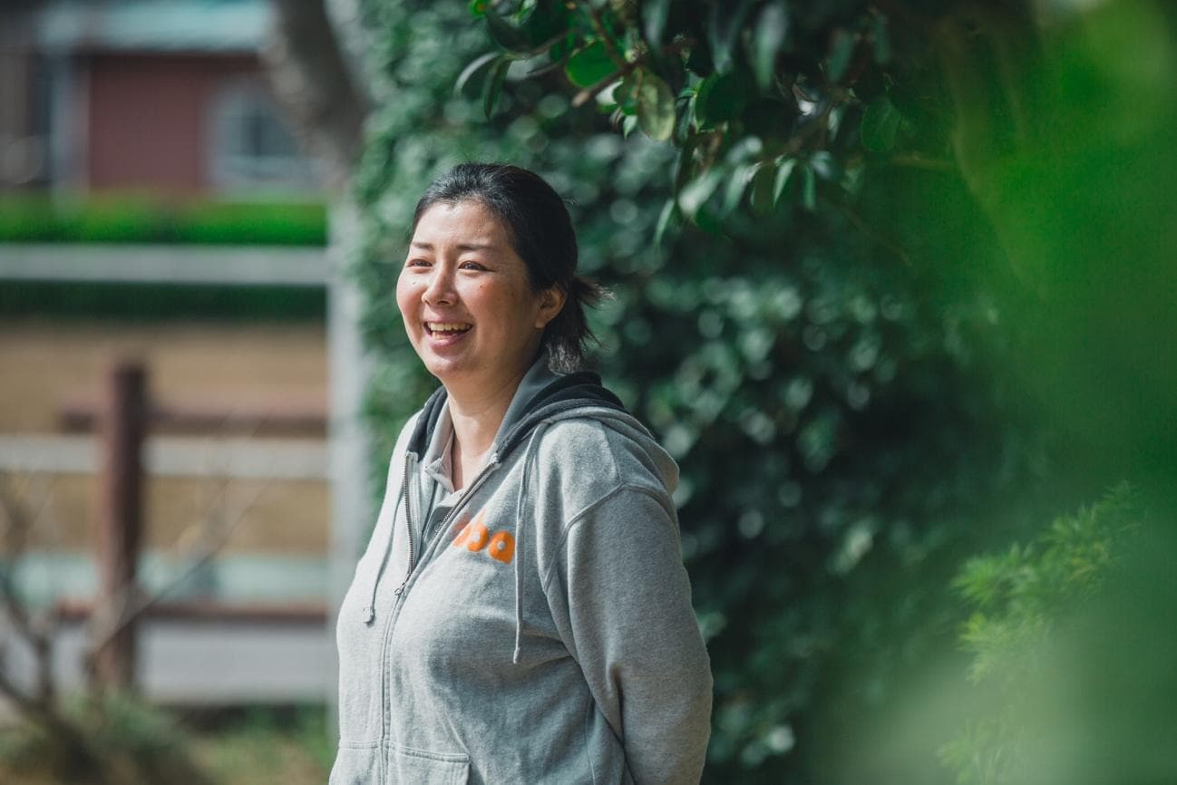 課題先進国と言われる日本には、少子化や地域の過疎化など様々な課題が山積みだ。そのなかでも高齢化は特に深刻視されている領域で、このまま高齢化が進めば2060年には生産年齢(15〜65歳)の現役世代1名で高齢者1名を支えることになると言われている。少子化も伴って社会保障の維持は難しくなり、介護の担い手も不足してしまうだろう。 すでに高齢化が始まっている日本では、介護課題の解決に取り組む企業は多い。本記事で紹介する株式会社aba(以下、aba)もそのひとつ。同社は介護現場の排泄ケアをロボティクスでサポートしている。介護現場で何が課題になっているのか、それをどのように解決しようとしているのか。創業者の宇井吉美氏にお話を伺った。