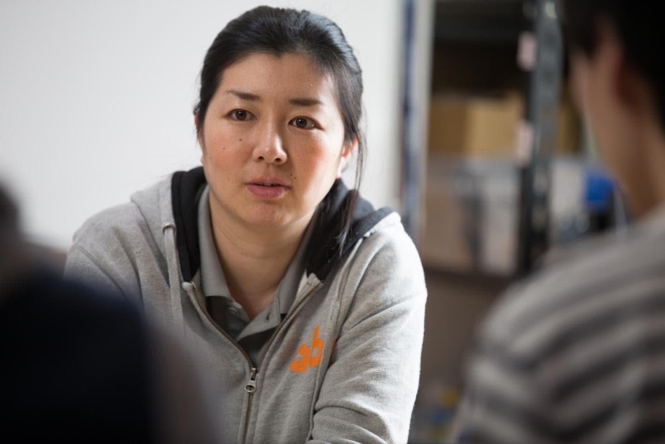 ここでひとつの疑問が浮かぶ。介護業界は課題が明確で、今後市場が伸びていくことが予想されている。しかしながら、テクノロジーを用いて介護業界の課題を解決しようとしている企業はあまり聞いたことがない。これはなぜだろうか。 宇井「介護業界には最低3者のステークホルダーがいると思います。それは高齢者(施設入居者)・介護者(介護職従事者)・購買決定者(施設経営者など)です。この3者に向けた三方よしが難しいのだと思います。経理ソフトなどを使えば、施設経営者のオフィスワークは改善できます。しかし、施設経営者の負担を減らすだけでは介護業界全体の課題は解決できません。 難しいのは高齢者と介護者に対するバランス調整です。高齢者に寄り添い過ぎれば介護者の負担が大きくなりますし、介護者に寄り添い過ぎれば高齢者は不快な生活を送ることになってしまう場合が多い。 わかりやすい例が大容量オムツです。使えば介護者はオムツを変える頻度が減り楽になりますが、高齢者はもしかしたら、『なんだか気持ち悪いな』という時間を長く過ごすことになってしまいます。 介護に限らず、ソーシャルスタートアップの参入障壁が高いのは、ステークホルダーが多いからです。ユーザーインタビューはどこかに偏っていてはいけないですし、プロダクト設計も泥臭くなりがちです」 特に同社はハードウェアを開発する企業だ。ソフトウェア開発とはまた異なる苦労があるに違いない。創業して10年になる同社はどのように開発を進めているのか。 宇井「ハード開発は大変です。現場で確実に動くものを作らなければいけませんし、誰もが簡単に扱えるものでなければいけない。現場の声を聞きながら、センサやリモコンの位置も微調整していきました。 また、Helppadは将来的にデータを活用して、アルゴリズムの挙動を改善できるように設計しています。データ取得のために通信装置を盛り込みましたが、介護施設はWi-Fiが整備されていない所も多く、既存の仕組みを利用しつつデータをクラウド上にアップする仕組みを作りました」 苦労する点は開発だけではない、企業活動を続けるためには資金が必要だ。同社では経営資金を公的機関からの補助金でまかなってきた。なぜ資金調達ではなく、補助金を利用していたのだろうか。 宇井「創業当初にも資金調達の話は出ていましたが、当時のメンバーたちと話し合ったところ「製品が出るまで我慢した方がいい」と話がまとまりました。なぜなら、開発がスタートしたばかりで、売り上げを出せるか分からない状況だったからです。資金調達をすれば、必ずリターンを返す責任が生まれます。当時は『まだVCに声をかけるべきタイミングではない、声をかけるとしてもエンジェル投資家へ』と考えていました。 幸い、国の補助制度もこの10年でとても使いやすくなっています。確かに国の補助制度には報告書作成を始めとした報告義務がありますが、abaにはそれらに対応できるメンバーもいます。毎回100P近くなる報告書を作って対応してくれていますよ(笑)。 補助金の獲得には資金調達とは異なるノウハウが必要です。特に必要なものは研究開発実績で、これがなければ補助申請も通りません。同じくリアルテックの領域では、たとえばユーグレナの永田さんに聞いたところによると、ユーグレナ社は健康食品の分野で利益をきちんと出し、それをバイオジェットなどの研究開発費として当てていたそうです。介護領域でも同様で、エクイティファイナンスにこだわらず、補助金を活用したり、資金が稼げる事業をしながら、社会の課題解決をした方が結局長く企業として生き長らえると思います」