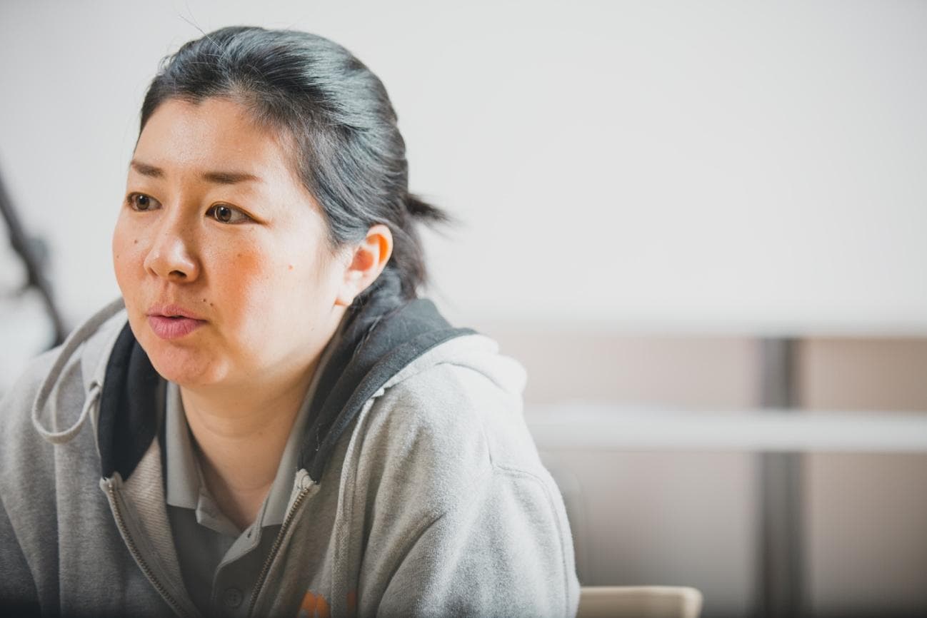 宇井氏はなぜ介護課題に関わるようになったのか。きっかけは中学生の原体験にあった。それは同居していた祖母の病気だ。うつ病になった祖母を前に、宇井氏は何か力になりたいと考えたが、当時は何をして良いか分からなかった。その時に感じた戸惑いは宇井氏の心に残り続けたそうだ。 転機は高校2年生の時に訪れる。理系のクラスに進んだ宇井氏はあるオープンキャンパスで介護ロボットの存在を知り、「人を助けるロボットがいるんだ!」と驚いた。うつ病になった祖母を前に感じた戸惑いの解決法を求め、大学は千葉工業大学に進学。大学4年生で株式会社abaを起業し、介護者の負担を減らすために奔走している。 宇井「私のような原体験がある方は、介護や医療の現場へと就業しようとします。私も一度はその道を考えましたが、待てよと。もし医者や介護職に就いても、目の前の人しか救えず、一生に救える人数に限りがある。一方、テクノロジーは一度確立してしまえばノウハウを複製でき、より多くの人が救えます。だから私は技術の道へ進みました」