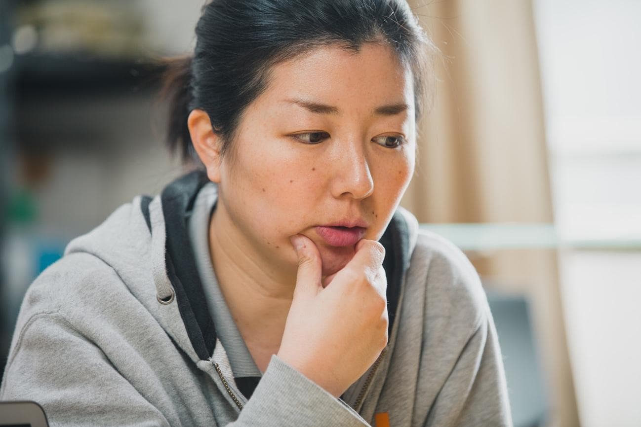 宇井氏が話すように、同業界には課題が山積している。「資金難」と「人手不足」も解決が求められている課題だ。 介護業は国がビジネスモデルを提供しているため、事業者は一定範囲内で施設の料金を決めざるを得ない。一方で、配置するべき人員数には最低何名と規定があり、人件費が経営を圧迫してしまう。多忙な業種なので、多くの施設は規定の1.5〜2.0倍の人員を配置するなど努力しているが、それでも人手は足りないそうだ。この課題に対して、同社では介護ロボットによる解決を目指している。 宇井「人手が足りない課題を紐解いていくと、労働時間の振り分けがうまくいっていない現状が見えてきました。 介護施設では正社員以外にパートタイマーも働いています。しかし、多くのパートの皆さんは主婦でもあるため、夕方には家に帰ってしまう、日勤勤務者が多いです。すると、どうしても夜間の見守り業務ができる人は少なくなり、同じメンバーで回さなければいけません。業務の中には高齢者の排泄介助が含まれます。排泄物を放置すると肌かぶれや便いじりの原因になってしまうので、深夜でもすぐに対応しなければいけません。そこで介護職の皆さんから「オムツを開けずに中を見たい」と要望をいただきました。 私たちはにおいセンサを用いて、高齢者の排泄を検知する介護ロボット「Helppad(ヘルプパッド)」を製品化しています。これを使えば、見守りをしている時間をほかの業務にあてることができる。負担が減るので介護職の皆さんにも喜んでいただいています」 同社のHelppadはにおいセンサを用いて排泄物を検知している。シート状で、ベッドに敷くだけで利用可能。尿だけでなく排便も検知でき、高齢者の体に機械をつけることもない。国内大手ベッドメーカー、パラマウントベッド社の協力もあり製品化に成功したが、導入には障壁もあるそうだ。 宇井「介護施設の財政はゆとりがない状態です。Helppad をまとまった台数導入すると数百万円かかることもあるので、施設経営者によっては、なかなか導入しづらい。一方で、施設の消耗品の中でオムツ代は大きな比率を占めています。年間1000万円以上かかる施設も多いので、「Helppad を入れたら使うオムツが減り、年間〇〇万円経費を削減できます。ならば■年で初期投資は回収できますよ」という提案もしています。地道な交渉を続けていますが、普及を進められれば介護職さんの負担が減り、将来的には離職率も低くなっていくはず」 取材の際に、宇井氏は「排泄は介護現場における最大の課題です」と話していた。テクノロジーの力を借りれば、介護職は高齢者の心のケアや他業務などに集中できるだろう。Helppad は多くの人が待ち望んでいたソリューションのひとつだろう。