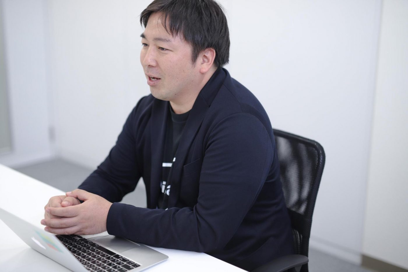 金谷氏の話を伺っていると、どこまでもバイタリティ溢れる方なのだと印象を受ける。いつだって、迷ったら即行動。考えるよりも先に手足が動くのだろうと感じるからだ。 金谷 「たしかに行動ありきですね、昔から。akippaを創業する前、一度資金調達を行なったことがあるのですが、それもたまたま本屋で手に取った本でVCの存在を知って片っ端から電話して出資してもらいましたし（笑）。人に会うのも、サービスを出すのも全部直感なんです」