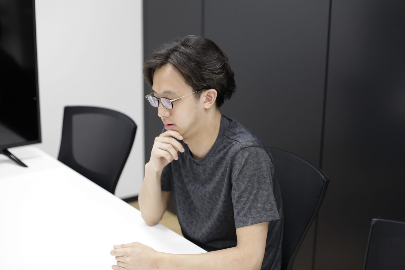 ライドシェアは、俗にいう「白タク」との区別に関する話題でたびたび物議をかもす。 「CREW」は法的な手続きをとってリリースしたサービスにも関わらず、あるとき突然アプリを掲載していたApp Storeから削除されていた。