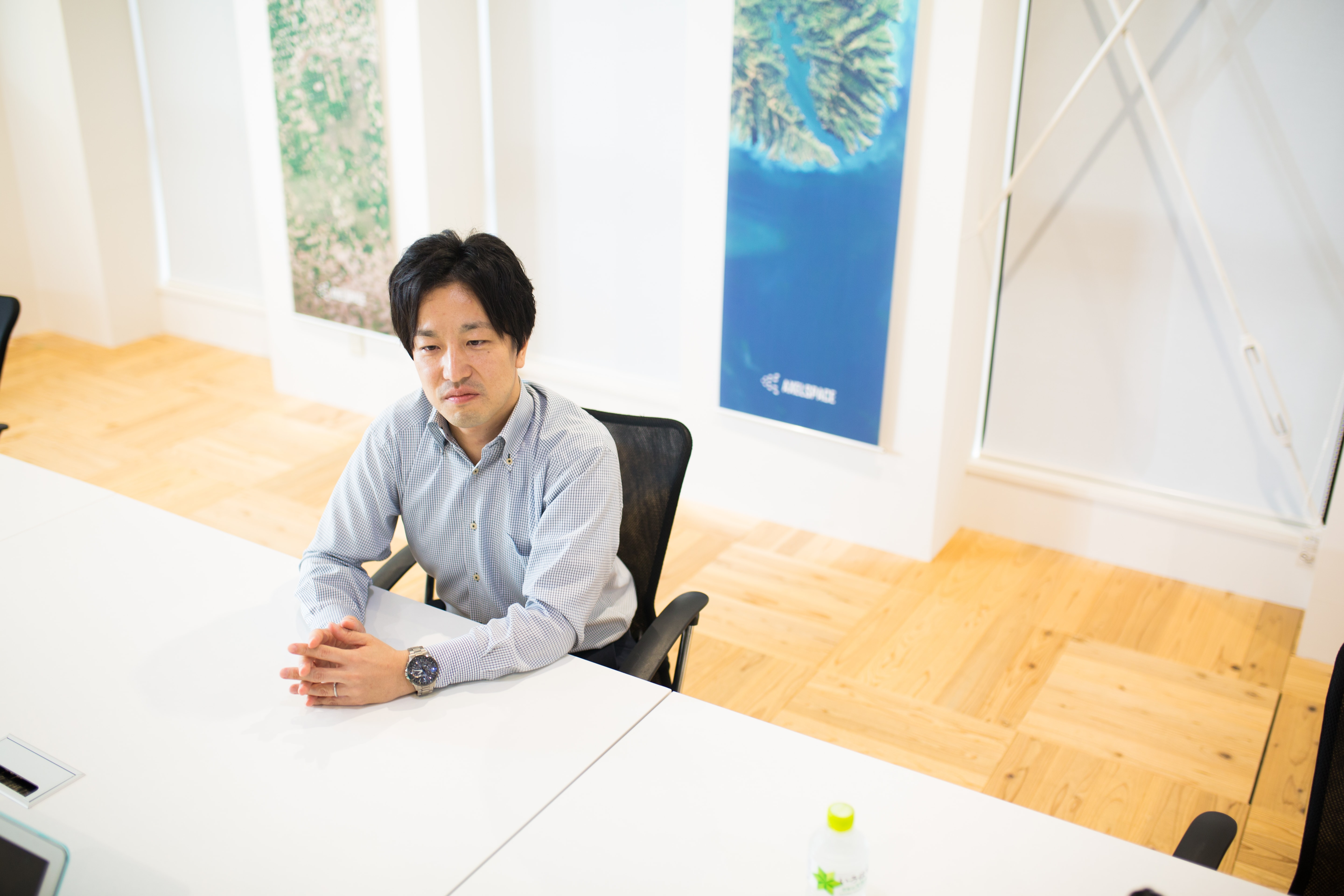 こうして起業の道へと飛び込んだ中村氏。最初はとにかく超小型衛星をつくって欲しいという企業を探したという。もちろん一筋縄ではいかず、はじめて1年が経ったころには「このままではまずい」と感じた。助成金プロジェクトの期限が1年後に迫っていたからだ。