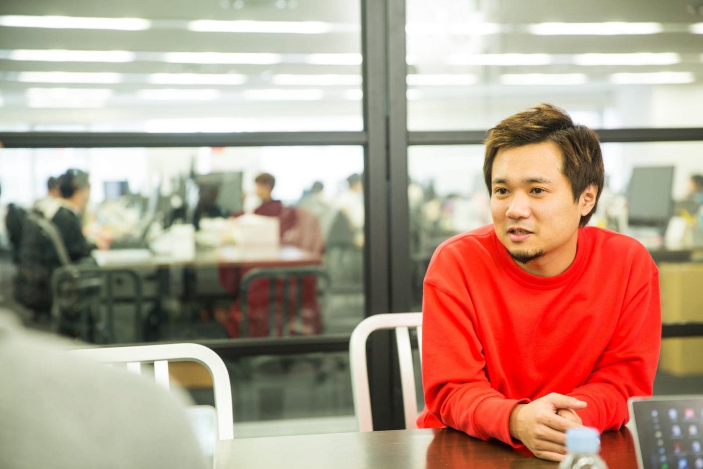 ー光本勇介（みつもと・ゆうすけ） 2008年、最短2分でオンラインストアを作れるサービス『STORES.jp』等を運営する株式会社ブラケットを創業、2013年にZOZOTOWNを運営するスタートトゥデイへ売却。その後スタートトゥデイ社に対しMBOを実施、同月、ブラケット社取締役会長に就任。2017年2月株式会社バンク創業、2017年6月に目の前のアイテムを瞬間的にキャッシュに変えられるアプリ『CASH』をリリース。2017年10月に株式会社バンクをDMM.comへ売却。2018年6月にあと払い専門の旅行代理店アプリ『TRAVEL　Now（トラベルナウ）』をリリース。2018年11月にDMM.com社に対しMBOを実施し、現在に至る。