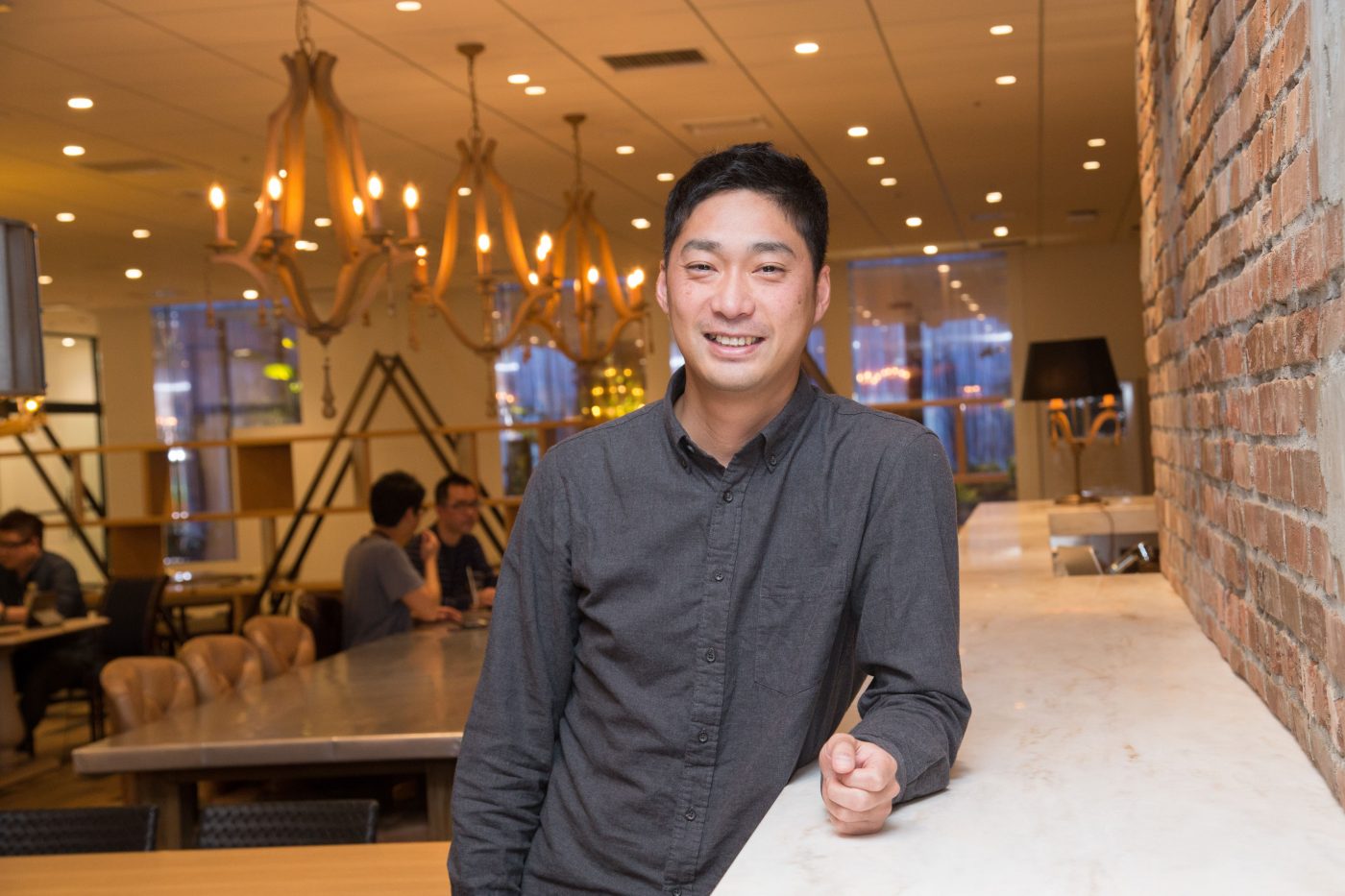 ■村中悠介(むらなか・ゆうすけ) 1979年北海道苫小牧生まれ。2002年DMM.comに入社し、動画配信事業の営業担当を経て、事業責任者を務める。