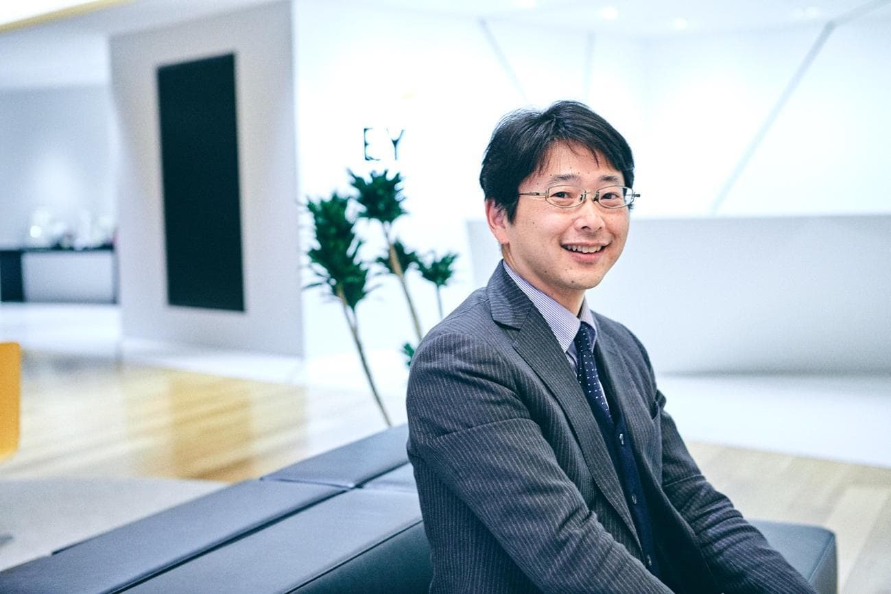 ■藤原選(ふじわら・ひとし) EY新日本有限責任監査法人 シニアパートナー 公認会計士 IPOグループ統括 20年以上にわたり、オーナー系企業やスタートアップ企業を中心に、多数のスタートアップ支援・IPO会計監査を担当する傍ら、異業種とのネットワーキングのみならず、多数のイベントやセミナーで企画・運営・登壇を行い、ベンチャーエコシステム構築へ貢献するとともに、スタートアップ企業の発掘・支援なども行っている。 2019年度には、年間3社のマザーズ上場企業のIPO監査を担当、2018年度は設立3年9カ月(同年度の実質最短)でマザーズ上場を果たした企業のIPO監査にも携わる。産業構造の変革に挑戦したり、世の中にないプロダクト・サービスを生み出すイノベーティブなスタートアップ企業の支援にも注力。