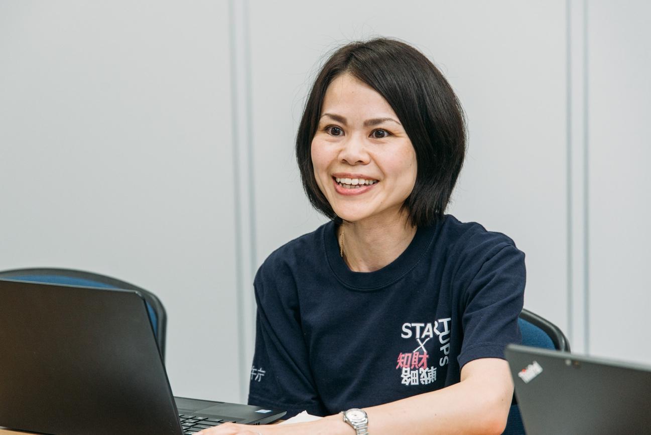 2006年入庁。審査第三部（化学、医療系）で特許審査に従事。特許庁国際課、AMED出向を経て、2019年より特許庁企画調査課　課長補佐としてスタートアップ支援施策を担当。