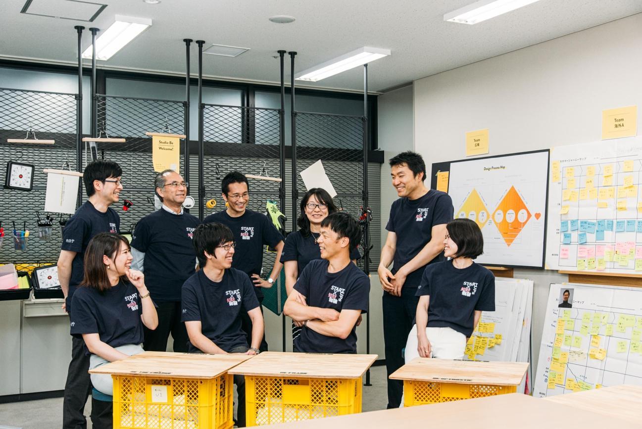 菊地「ベンチャーの空気感を真似るわけではありませんが、私どももフラットで、風通しの良い議論ができる体制にしています。メンバーには、柔軟な考えをもつ若手メンバーもいます。世間では当たり前のことかもしれませんが、庁内ではかなり珍しいことでして。それに、チームや活動の盛り上がりを意識して、オリジナルTシャツなんかも作ってみました（笑）」