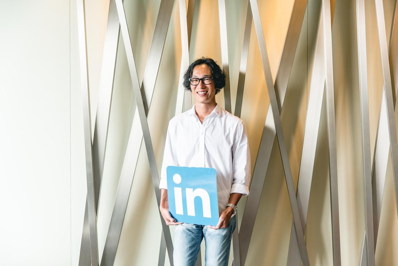 リンクトイン（LinkedIn） カントリーマネジャー（日本担当） 大学在学中にITベンチャー有限会社電脳隊を設立。電脳隊が統合された株式会社ピー・アイ・エムとヤフー株式会社の合併に伴い、2000年8月にヤフーに入社。エンジニアとして「Yahoo!モバイル」「Yahoo!ケータイ」などの開発を担当し、同社のモバイルシフトに大きく貢献。2012年より4月より執行役員兼CMO（チーフ・モバイル・オフィサー）としてヤフーのモバイル事業の企画戦略を担当。2017年11月にリンクトインの日本代表に就任。