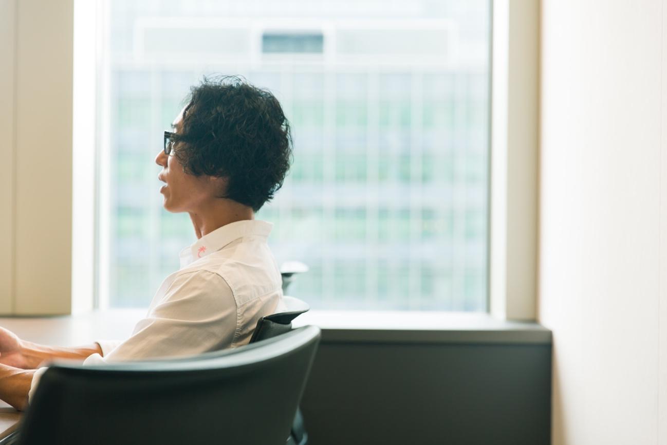 村上 「世界広しと言えど、日本ほど新卒がフルタイムジョブにつきやすい国はそうありません。欧米では、大学を卒業したうちの約半分は正社員として職に就けないのが現実です。   幸せなことに、日本ではどこの会社に行ってもそこそこの水準で食べていけるからこそ、社会人経験が長くなるうちに「自分は何がしたいのか、仕事が楽しいかどうか」といった、根本的で精神的な満足感への疑問が湧いてくる。たとえ、現状にそこまで不満がなかったとしても、日々疑問を抱えながらうっすらと転職を考える層がかなり増えたように思います。 　