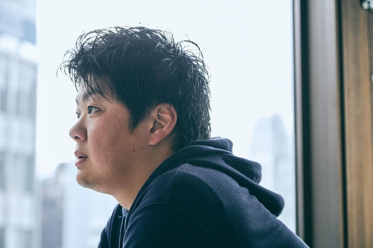 MI領域には、世界を見回してもまだ主要なプレイヤーがいない。木嵜氏はその領域にいち早く飛び込んだ。ビジネスを起こす際に、戦うフィールドはとても重要だ。もし、市場が育ちきっていない領域に挑戦する際は、何を心がければ良いのだろうか。 木嵜:新しい市場が生まれるパターンは大きく2つに分けられると思います。 ひとつは「破壊的イノベーションが起きて生まれる市場」、もうひとつは「既存技術が組み合わさって生まれる市場」です。 破壊的イノベーションが起きる機会はそう多くありませんから、多くの企業は後者の市場に挑戦すると思います。その時に提供するソリューションは、複数の専門領域を組み合わせて生み出した方が良いでしょう。 なぜなら現代では、ひとつの専門領域で解決できる大きな課題はほとんど残っていないからです。たとえば環境問題の学者は、ひとりでは地球環境を改善できません。なぜなら、今地球に起きている危機に警鐘を鳴らすことができても、ひとりではその先にある社会や経済を動かせないからです。 だからこそ、複数の専門領域を組み合わせなければ解決はできないと思います。役割はひとりで全てを担う必要はありません。異なるバックグラウンドのメンバーを集めるために、会社はあるのですから。 この時に力を借りられる相手は社員だけではない、投資家やVC、時には大手企業の協力をあおぐ時もあるだろう。木嵜氏はさまざまなステークホルダーを巻き込むために何を行ってきたのだろうか。 木嵜:色々なことをしてきましたが、最終的には大きなビジョンを掲げ、そこに共感してもらえるかに尽きると思います。 素材開発の現場では50年前から変わらず存在している慣習があり、様々な問題を生んでいました。みんな漫然と「このままじゃいけない」と考えていますが、解決の糸口が見つけられない人も多いと思います。 日本の製造業全体に目を向けてみれば、徐々に衰退していることは周知の事実です。それを変えるかもしれないMIに希望を見出してくれたのではないでしょうか。 木嵜氏は会社のビジョンとして、「素材産業の“産業革命”を起こしたい」と話してくれた。その過程で、素材とプロダクトの進歩も進んでいくだろう。もしかしたら、人々が漫画やSFの世界で思い描いた「未来の道具」が実現する日もやってくるかもしれない。実現の可否はMIの普及にかかっている。 執筆:鈴木雅矩 取材・編集:BrightLogg,inc. 撮影:小池大介