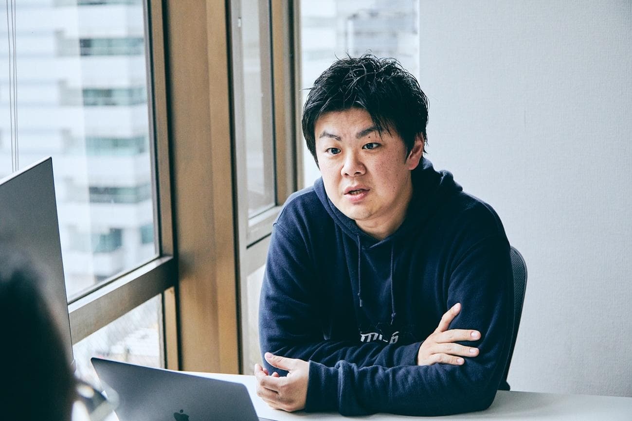 私たちが普段目にすることがない素材開発の世界。それは製造業の礎となり、国の経済を支えていた。ここで気になることがある。なぜ木嵜氏はAIを用いて素材開発の支援をしようと考えたのだろうか? 木嵜:きっかけは前職での経験です。シェアサイクルを展開するグローバル企業の日本責任者をしていた際に、R&Dの一環で自転車を開発していたのを横で見ていました。素材メーカーからも資金調達するなど、素材開発から検討していた中で、素材という幅広い産業の下支えをする業界に関心を持ちました。色々調べていくうちに、日本の素材産業の強みや技術力の高さを実感しました。 同時に、日本の素材産業はデータ活用が遅れている印象を受けました。日本の企業には卓越したノウハウが蓄積されていましたが、データ活用ではアメリカや中国が圧倒的に先を行っている。加えて、開発競争が激化していることも聞いていたので、大きなペインが眠っているのではないかと考えたのです。 産業の内需と外需を考えた時に、外需がなければ国の経済は衰退していきます。外貨を獲得できる産業は国内に数えるほどしかありません。日本のコンテンツやエンタメは海外で高く評価されていますが、1億2000万人は養えない。その点で、素材開発は日本で最も外貨を獲得している希望の星だと思えました。 そう考えていた時に黎明期からMI研究を行なっている津田宏治先生と知り合い、MI-6の立ち上げに踏み切りました。