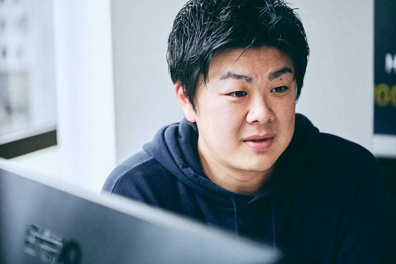 しかしながら、国内ではMIの導入が進んでいない。いったい何が障壁となっているのだろうか。 木嵜:まず考えられるのが、MIが登場してまだ日が浅いことです。この技術が本格的に動き始めたのは10年前ですし、日本では2013年頃に東京大学などが研究を始めたばかり。世界的に見ても卓越したプレイヤーは存在していません。 加えて、素材開発の現場では長らく直感と経験が重視されてきました。従来のやり方が「こういうものだ」と根付いているため、新しいやり方が入り込みづらいのです。また、MI に必要なデータは蓄積されていても重視されてこなかったため、保管方式や管理場所がばらつき、活用が難しい。。データを扱うことが出来るデータサイエンティストの人材不足、またMIに適した解析ツールの不足も挙げられます。 しかし、先述したように開発期間の短縮はこの産業の命題です。MIの導入は、今後の素材産業に欠かせない要素になるでしょう。 周知の通り、製造業は日本の経済の牽引役だ。この産業が衰退すれば、そのあおりをうけ、様々な産業が後退してしまうだろう。同社はテクノロジーを用いてこの課題を解決しようとしている。 創業の理由は、素材産業が“希望の星”だと感じられたから