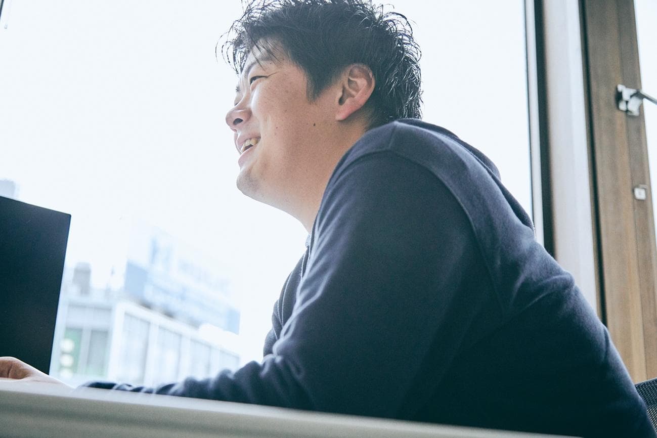 日本経済を牽引する素材産業、そこに生まれた課題とソリューション 前段で話した巨大産業とは「工業製品の素材開発」だ。しかしながら、いきなり「素材開発」と言われても耳に馴染みがない人もいるだろう。そこで本題に入る前に、少し解説を加えたい。 工業製品における素材とは、プラスチック・繊維・パルプ・ガラス・セメント・電子機器用の化学品など多岐に渡る。これらの素材が集まりプロダクトができているが、分かりやすい例として、手元のスマートフォンを見てみよう。液晶パネルにはガラス基板や偏向板、バッテリーには電解液やセパレーターが使われている。 同様に、家電も家具もパソコンも、家にあるほとんどの工業製品は素材と素材の組み合わせでできている。そして、それらを開発するのが素材産業の役目だ。業界規模はとても大きく、全体出荷額はなんと56兆円。この数字は製造業全体の5分の1になり、日本のリーディングインダストリーになっている。