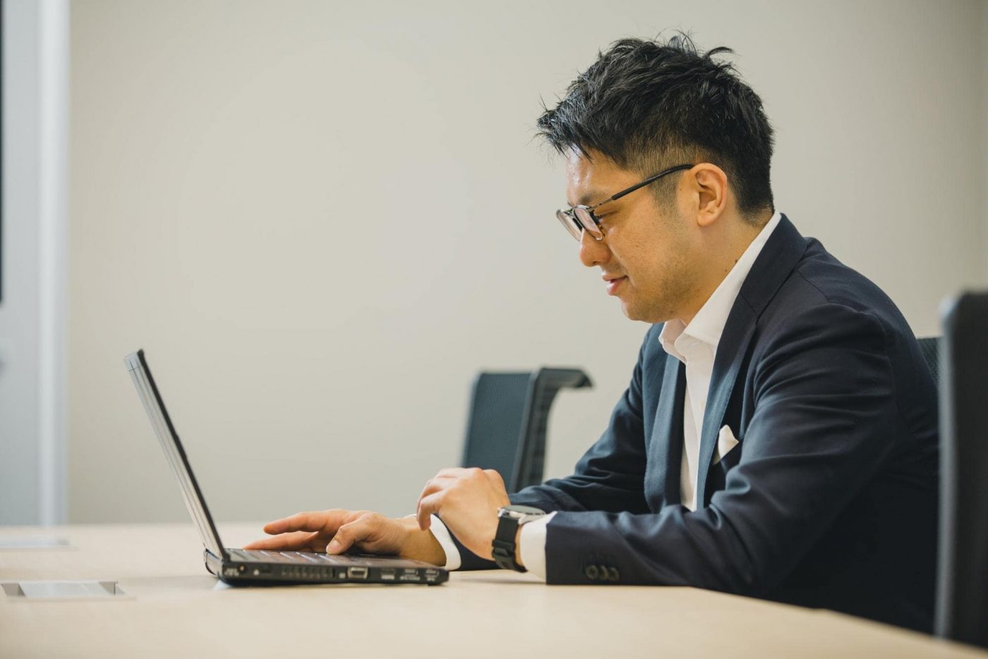 「起業家や先生方を支援し、両者をつなげて新たな事業や産業を創り出したい」。経産省を脱藩した岡橋氏の覚悟