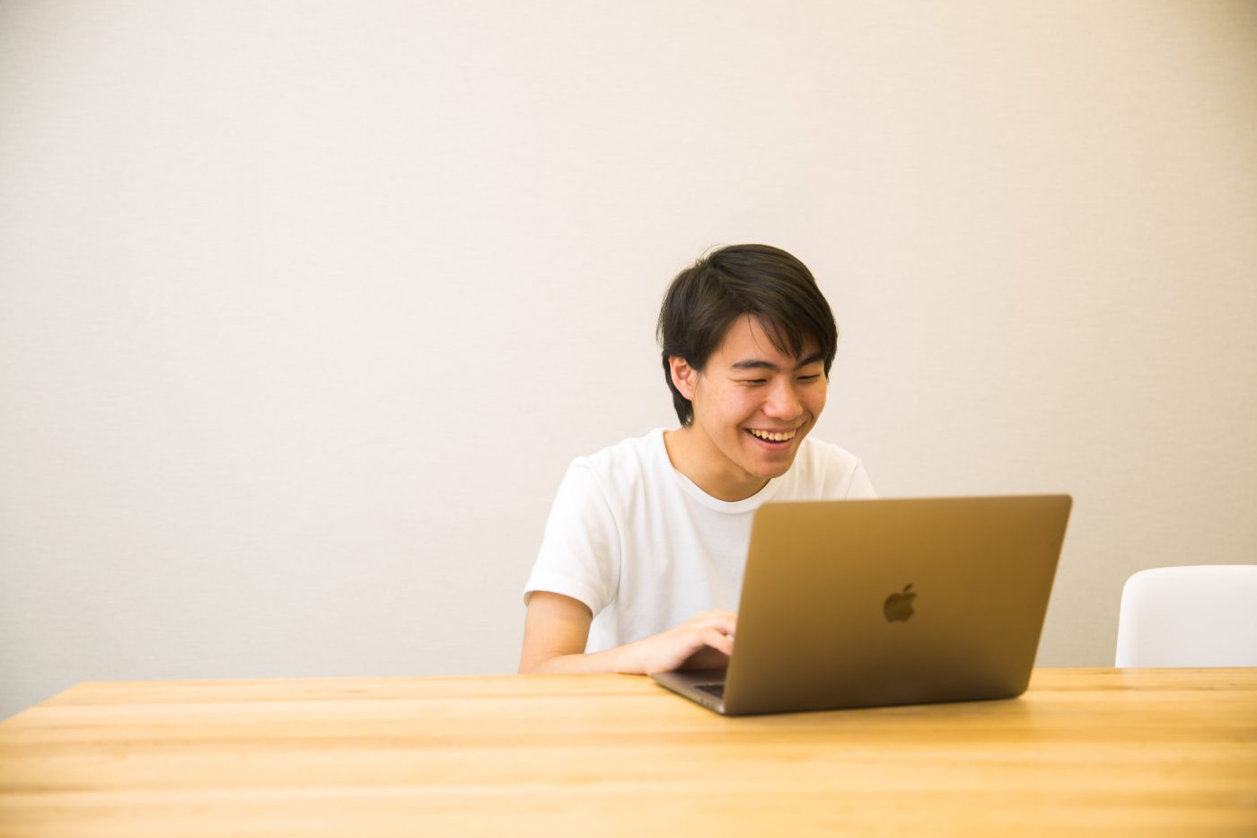 6歳のときに初めてパソコンに触れた山内氏。10歳で独学でプロミングを習得し、中学生の頃にはスタートアップでの就業経験を積む。すでに業界内では“天才プログラマー”の異名を勝ち取っていた。