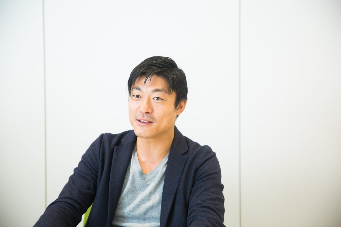 振り返ってみると、永田氏がはじめて起業を意識したのは高校時代。偏差値の高さと進学先の大学名を重視する進学校で、医者、大企業、官僚の道を歩むことが正しいと信じて疑わない同級生に囲まれた学生生活を過ごして上京。慶應義塾大学に進学した。