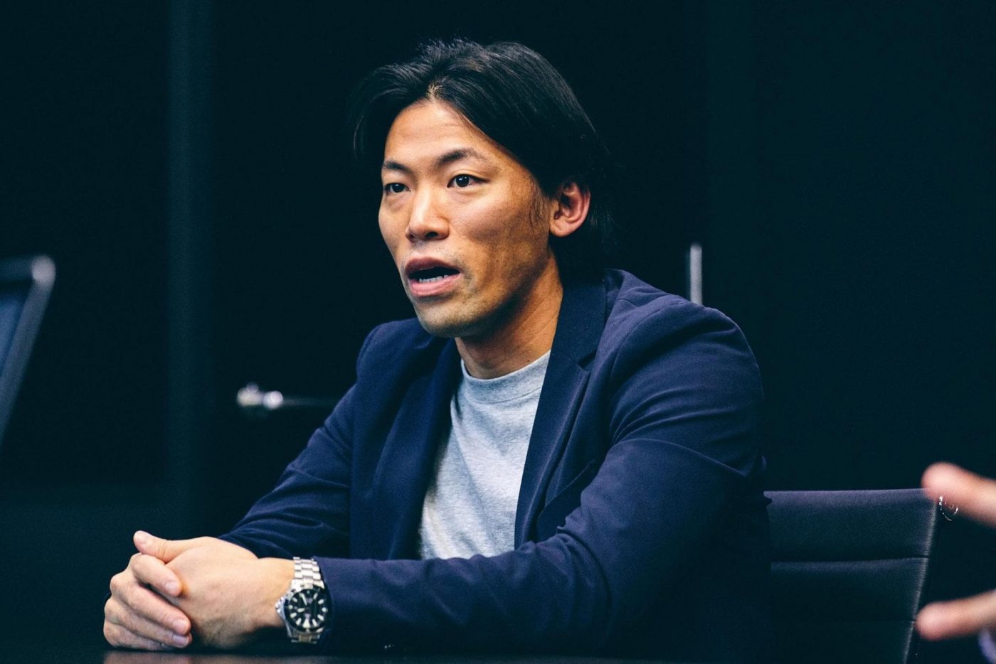 鈴木 「『エクイティによって得た資金＝返さなくて良いお金』だと捉えてしまうことがあるかもしれませんが、本来エクイティは資金そのものこそ返還しませんが、株式をそれ以上の価値を持って売却できることが前提の調達です。その際に投資家に対して返すべきリターンも加味するとエクイティによる資金調達のコストは相応のものとなります。そういったことも視野に入れながらエクイティによる調達の要否を検討するべきではないかと考えます。 デットは返還義務のある調達方法ですが、その分調達コストも小さい。選択肢として持てると、資金調達プランをより柔軟に設計できると思いますね。 昨今の市場環境を考慮すると、資金繰りに悩むスタートアップはこれから増えるはずです。RevCommは幸い事業内容が今の世の中のペインを解決できるものだったので攻めの資金調達に踏み切りましたが、今後は事業継続により重点をおいた保守的な資金調達もより増えてくるのではと思います」