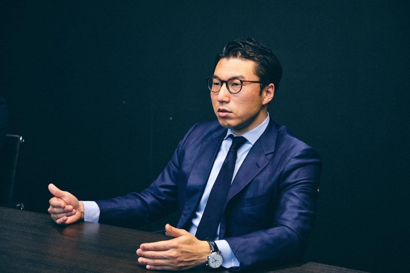 會田 「最初はミーティングの議事録が自動化できたらと考えていました。ところが、ミーティングは参加人数が複数居るので話者特定が難しいんです。 またノイズキャンセルの精度はマイク、つまりハードウェアの性能に依存するので技術的にブレークスルーできるまでに時間がかかるなと思いました。また市場性に鑑みても、第1弾プロダクトとしては現実的ではないとの結論に至りました。 他にも、百貨店の美容部員とお客様との会話をシステムに自動インプットして解析できるツールなども考えましたね。実際にヒアリングを行いながら、誰の・どんな課題を・どのように解決できるのかの視点で事業を検討しました。 結果として、①課題の大きさ、②課題解決可能性、③市場規模の大きさ・拡大可能性、④社会的意義、の4点を高いレベルで満たすことが出来たので電話営業・コールセンター領域に行きつきました。①②は、仮説を立てながら現場にヒアリングして探していくのでミクロ視点の話ですが、③④はマクロ視点の話です。どんなに課題が大きくて、かつそれを解決できるアイディア・技術があり優秀なメンバーが集まっていたとしても、市場規模が小さかったり、社会的意義が薄いとユニコーンになり得るスタートアップは作れません」