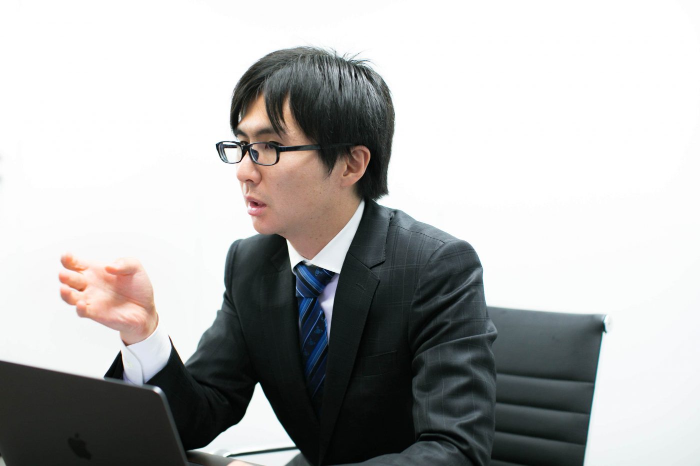 起業を決めて入社した資産運用会社だったが、楽しさも募り5年間働いた。周囲から「起業する起業する詐欺だ!」と囃し立てられ、そろそろと腰をあげた。