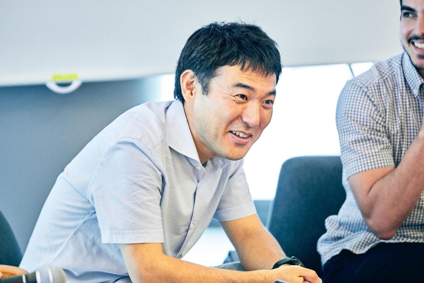 小林 「情報公開に対する姿勢がとにかくオープンなところです。オープンな企業というとメルカリがよく例に挙げられますが、SmartHRにはそれとはまた違うオープン感があると感じます。 経営会議も会議室のドアを開けて行なっているし、ミーティングも平場です。たまに、情報の格差を利用することでマウンティングして、意思決定を押し通す経営者に出会うことがあるのですが、SmartHRにはそうした要素を一切感じませんでした。全員が同じ経営課題を知っていて、その上で同じKPIを見ているから推進力がありますよ。 ただ、あえて懸念点を挙げるとすると、その風土がこれからどのように変わるのか、ですかね。今は120名の組織ですが、300人、500人、1,000人と変化したときにどうなるのかなと。