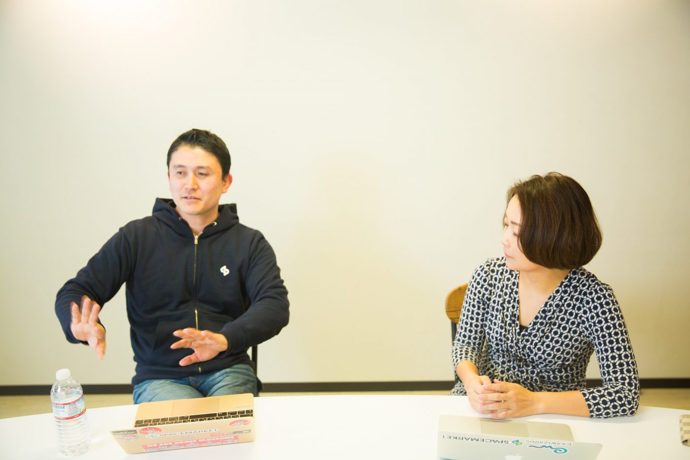 重松氏と佐藤氏が出会ったのは、重松氏が新卒で入社した会社を辞めてベンチャー企業に転職するときのことだった。