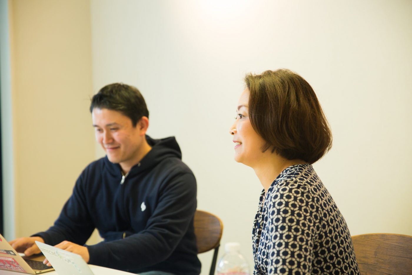 佐藤氏と重松氏にとって、起業することはお互いが目指す目標への手段だった。それでまずは重松が起業することになったが、その背景には、会社員としての仕事にやりがいを見出せなくなっていた夫を見かねた、佐藤氏の後押しがあった。