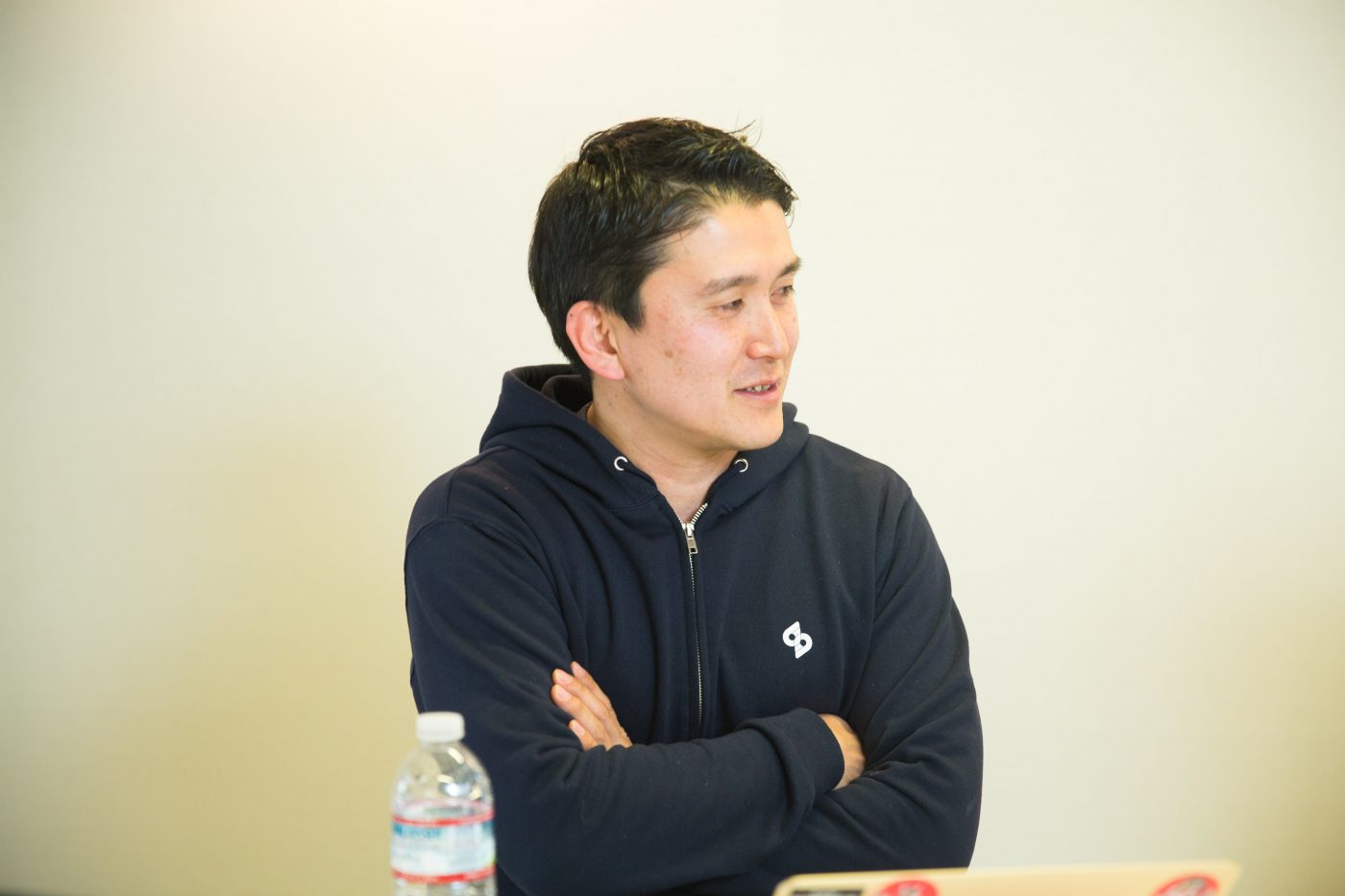 ■重松大輔（しげまつ・だいすけ） 株式会社スペースマーケット 代表取締役社長 1976年千葉県生まれ。千葉東高校、早稲田大学法学部卒。 2000年NTT東日本入社。主に法人営業企画、プロモーション等を担当。 2006年、株式会社フォトクリエイトに参画。 一貫して新規事業、広報、採用に従事。国内外企業とのアライアンス実績多数。 2013年7月東証マザーズ上場を経験。2014年1月、株式会社スペースマーケットを創業。お寺、野球場、古民家、オフィスの会議室、お化け屋敷などユニークなレンタルスペースのマーケットプレイスを展開。2016年1月、シェアリングエコノミーの普及と業界の健全な発展を目指す一般社団法人シェアリングエコノミー協会を設立し代表理事に就任。