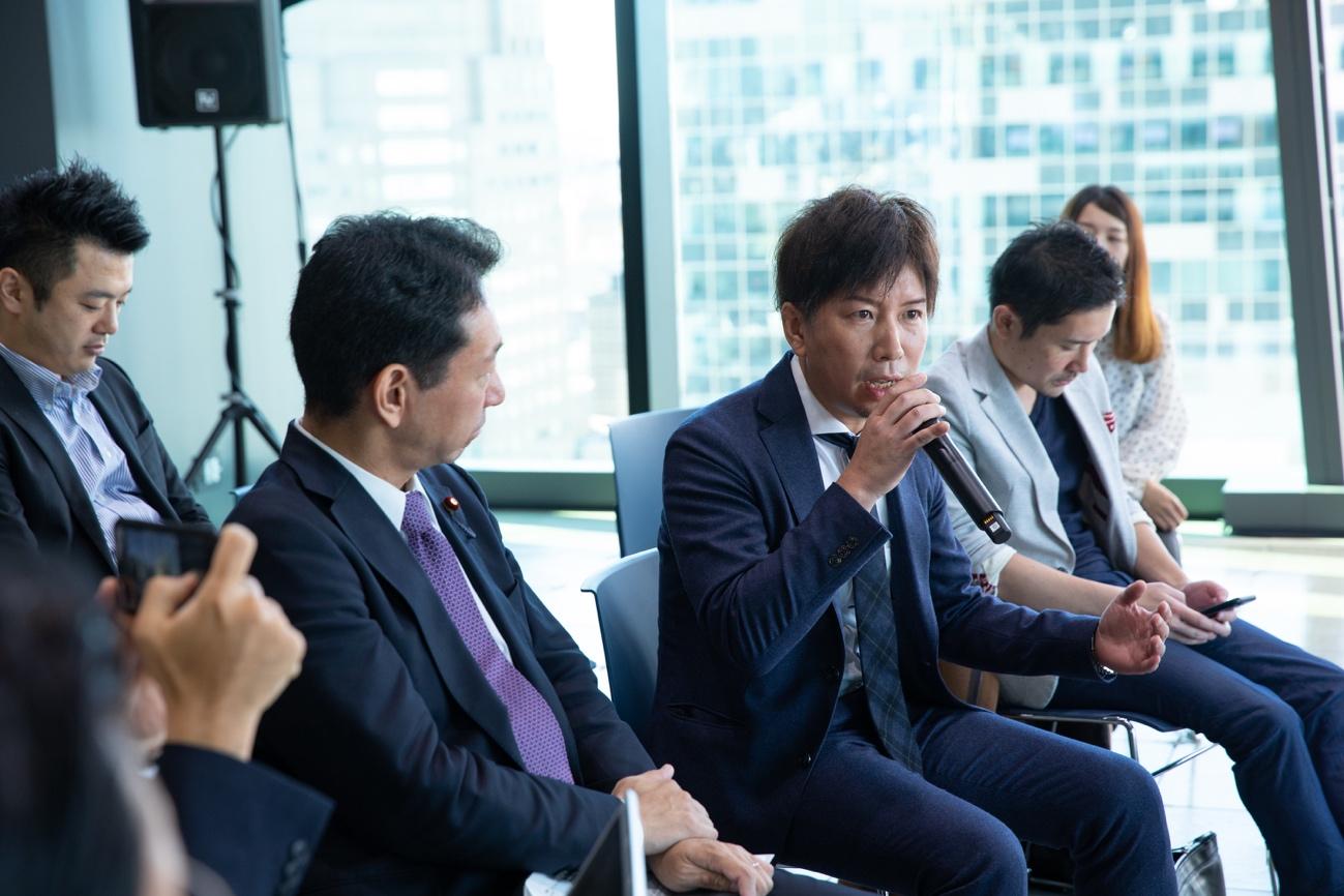 このほかにも、以下の意見が述べられている。 ・海外スタートアップを誘致する際に、「固定電話が必要」「ハンコがなければ契約できない」と言われ、進出を躊躇してしまう例がある。撤廃できるプロセスは省いて欲しい。 ・J-Startupの選出基準について、採択されたプロセスがよく分からないと意見を聞くことがある。透明化を進め、対外的にもFrench techのように横串を通したブランディングが必要ではないか。 ・海外投資家から、「日本のマーケットはブラックボックスだ」と指摘されることがよくある。一方で、市場として興味は持っているので、情報開示を進めればマネーリソースを投下してくれるはず。国外のVC、CVCとの橋渡しが必要だ。 これらの意見から鑑みると、今後はやはりグローバル市場に目を向けた支援が必要になりそうだ。国内企業の進出だけでなく、国外企業が進出しやすい環境を整え、技術・文化・制度の面で積極的な交流を行う必要がある。 国内ではVCの数や調達額が年々増加し、スタートアップが発展する基盤は整いつつある。ここからグローバル環境に羽ばたいていくためには、政府の支援が必要だろう。今回の提言が、どのような政策や支援施策を作り、どう活用されていくのか。自民党スタートアップ推進議員連盟の動きに注目したい。