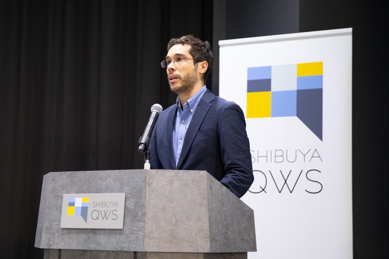 ピッチの先陣を切るのは、EDGEofのCo-CEOを務める小田嶋Alex太輔氏。同社は行政とスタートアップを橋渡しするプラットフォーマーとして活動。起業家・投資家・研究者・各国大使館を繋ぐハブとして、プログラムやイベントを開催している。実績として30カ国以上のスタートアップに対して日本進出をサポートしており、直近ではオーストリアのスタートアップのアクセラレータを務めた。