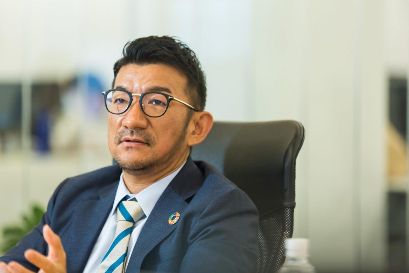 台湾でのストーンペーパーの安定生産が難しいことを知った山﨑氏は、大きな決断をする。ストーンペーパーとは異なる、新しい技術での自社開発だ。新技術にも関わらず特許が取得されていなかったため、自社でも生産ラインを整えられると踏んだ。