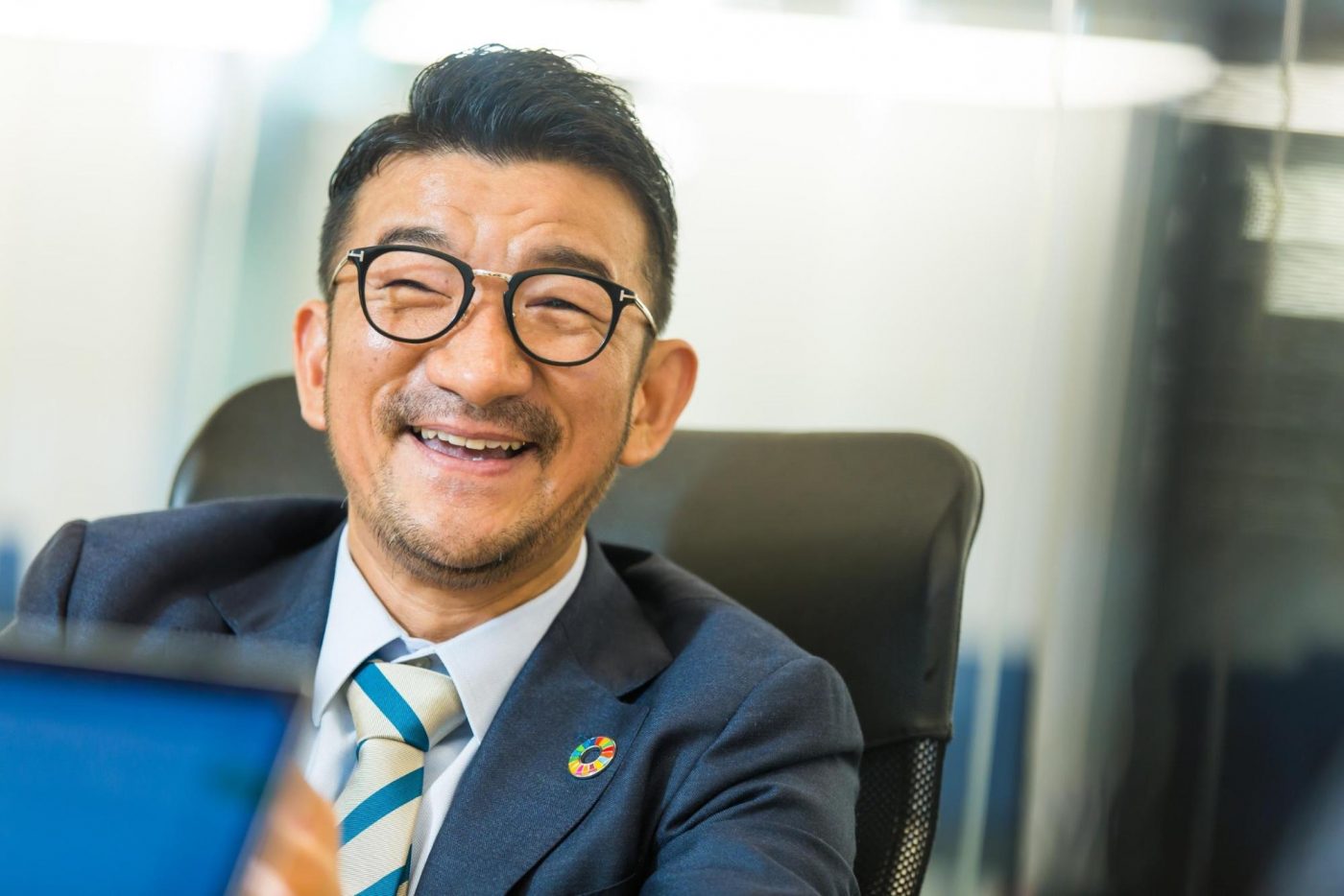 経営者にとって、創業当初から一緒に走ってきたメンバーの離脱は胸が痛むできごとだ。しかし、多くの場合、乗り越えなければならない壁は訪れる。そのとき、どのように仲間との信頼関係を築くのだろうか。 山﨑氏はその答えとして「自分たちのストーリーはドラマである意識を持つこと」を挙げる。