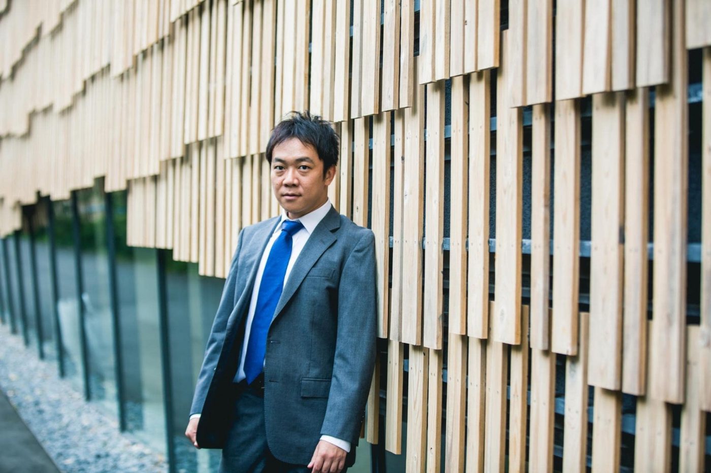 ■加藤真平（かとう・しんぺい） ー株式会社ティアフォー創業者 最高技術責任者（CTO） 1982年生まれ。2008年、慶應義塾大学で博士（工学）の学位を取得後、渡米。カーネギーメロン大学とカリフォルニア大学にて研究員を務める。2012年に帰国し、30歳の若さで名古屋大学の准教授に着任。国際的なコンピュータサイエンスの研究者として知られ、数々の著名論文を発表。それらの研究成果を応用した自動運転ソフトウェア「Autoware」を開発し、オープンソースとして全世界に公開したことで注目を集める。2015年12月1日にティアフォーを創業。10か国以上で自動運転システムのビジネスを展開し、一躍業界の中心的存在となる。2016年、東京大学の准教授に着任。2018年には国際業界団体The Autoware Foundationを設立、理事長に就任。現在、Autowareの導入企業は200社を超える。