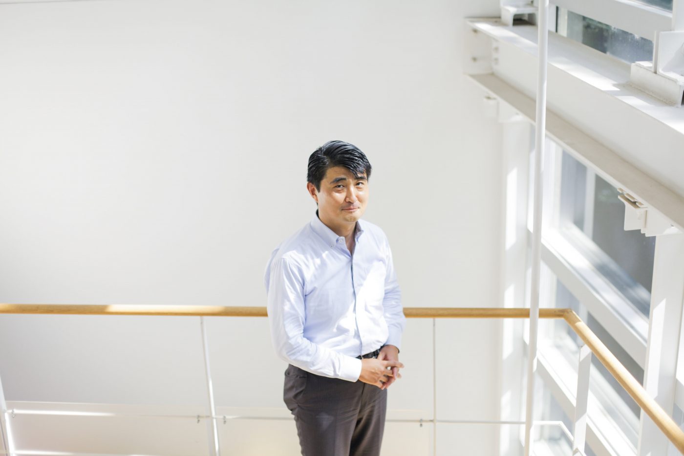 ■郷治友孝(ごうじ・ともたか) ーUTEC代表取締役社長/マネージングパートナー、日本ベンチャーキャピタル協会常務理事。2004年4月UTEC共同創業以来、東大発をはじめとする大学発ベンチャーのシード/アーリーからの投資育成戦略の立案を行い、UTEC1号から4号までの投資事業有限責任組合(計540億円強)のベンチャーキャピタルファンドを設立・運営。数々の投資先の役員に就任するとともに、投資運用責任者として全案件に関与し、これまでに10社がM&A、9社が上場を果たす。UTEC以前は、通商産業省(現経済産業省)にて『投資事業有限責任組合法』(1998年11月施行)を起草し、文化庁出向、スタンフォード大学留学、金融庁出向を経た後、『投資事業有限責任組合法』の理念を実践するため退官。 東京大学法学部卒、スタンフォード大学経営学修士(MBA)、東京大学大学院工学系研究科博士課程在籍。