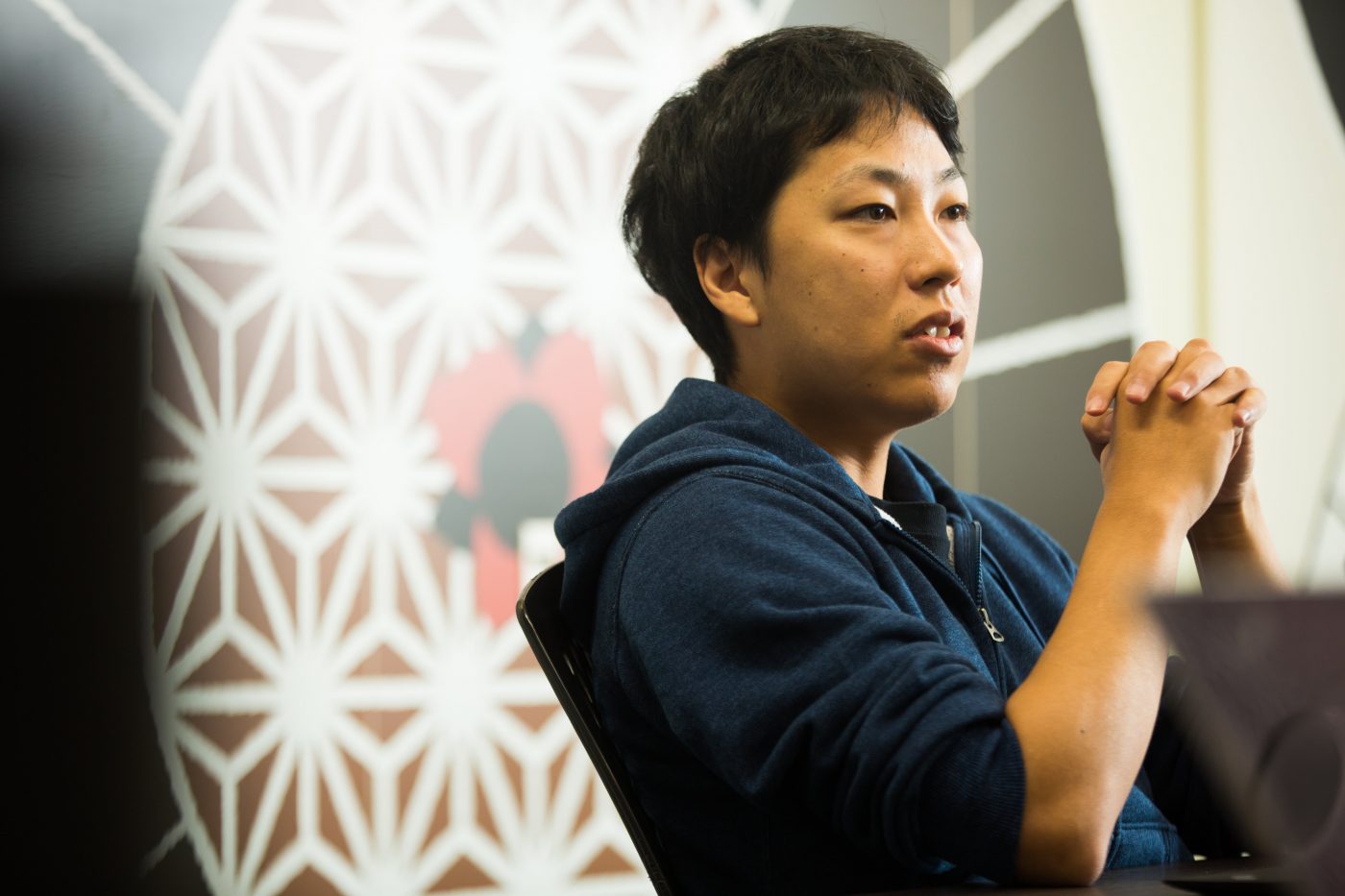 アメリカから帰国後、芦沢氏は個人事業主として数多くのWebサイトを運営。レビューサイトや比較サイトの広告によりマネタイズを図った。立ち上げたサイトの数は100を優に超える。あらゆる領域・分野に詳しくなるうちに、葬儀領域の課題を知るようになる。