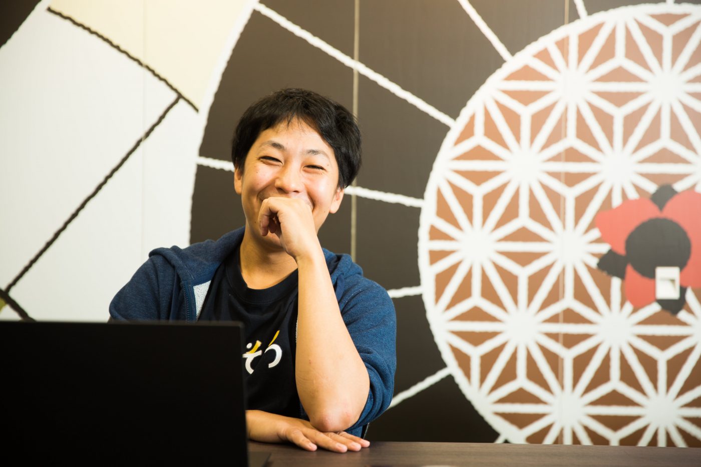 前例のない挑戦、批判を受ける可能性。尻込みしてしまうような要因は、いくつもあったはずだ。それでも、芦沢氏はよりそうを立ち上げた。同様のビジネスモデルで市場参入を図った企業が次々に撤退する中でも、生き残り続けている。