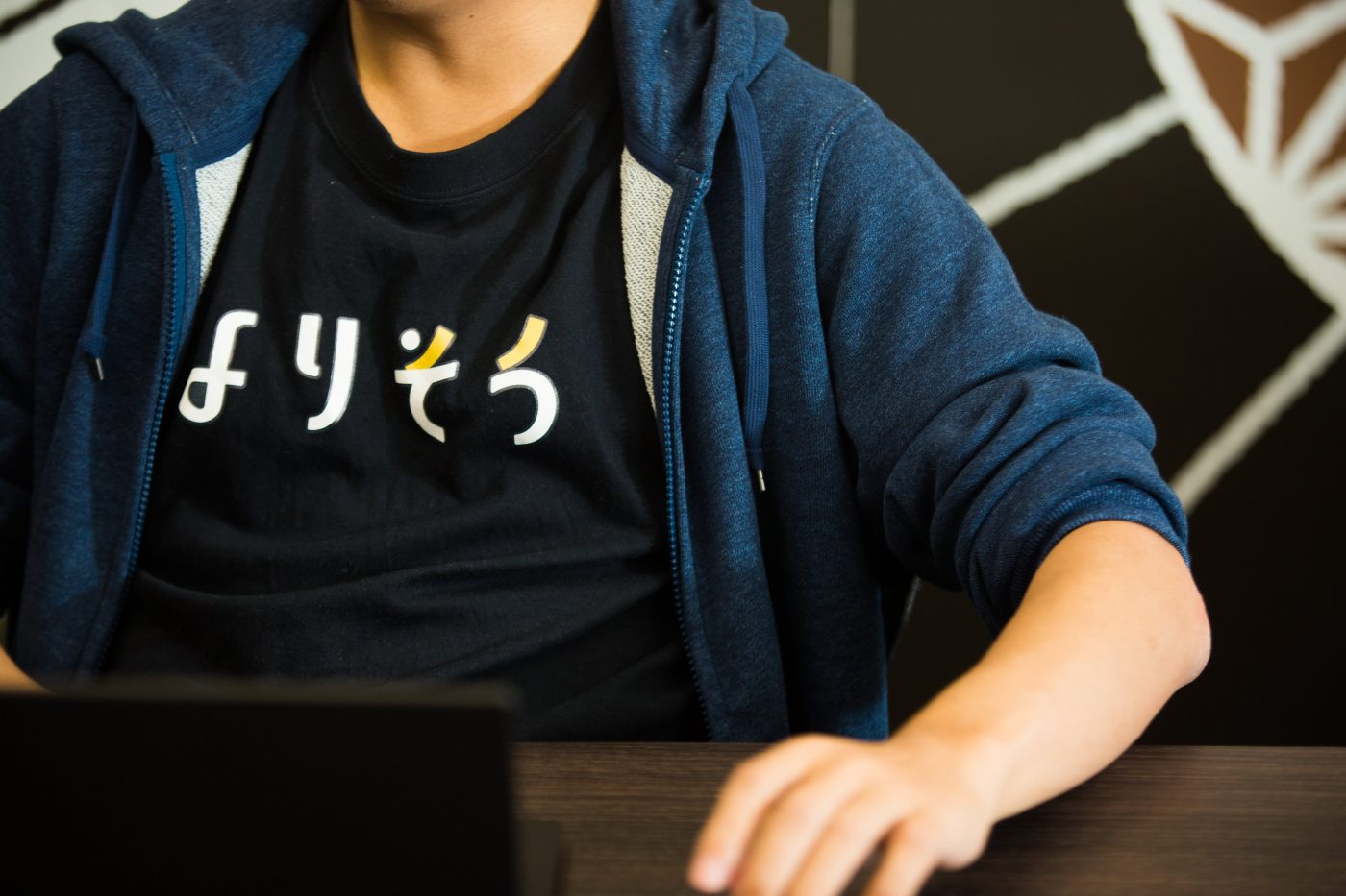 葬祭分野の課題は、上記で挙げただけには止まらない。中小企業が限定された商圏で事業を行うため、市場で価格競争が起きにくいのだ。150万円と300万円の葬儀があったとしても、価格の違いを明確な根拠を元にして消費者に提示するのは難しい。