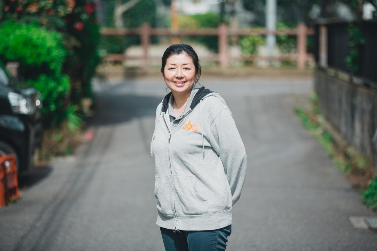 ■宇井吉美(うい・よしみ) 株式会社aba 代表取締役 千葉工業大学卒。2011年、在学中に株式会社abaを設立し代表取締役に就任。中学生時代に祖母がうつ病を発症し介護者となる。その経験で得た「介護者側の負担を減らしたい」という思いから、介護者を支えるためのロボット開発の道に進む。特別養護老人ホームにて、介護職による排泄介助の壮絶な現場を目の当たりにした事を契機に、においセンサで排泄を検知する製品の開発を始める。