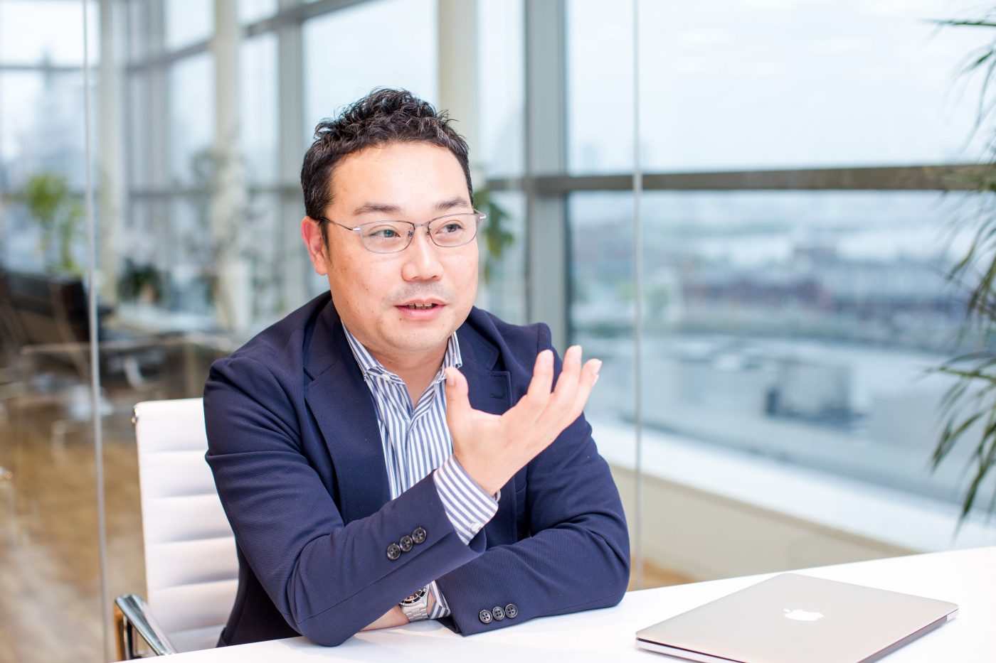 現在では社員数6,000人を超え、多くの人に知られる企業となったキーエンス。しかし、石原氏が入社を決めた当時は、まだ小規模の企業だったという。