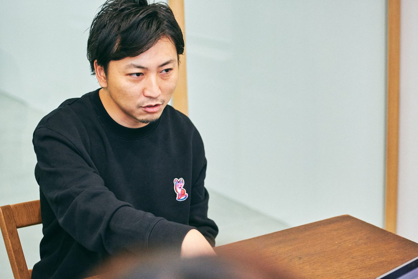 企業としての成長が、赤坂氏本人や共に働くメンバーにとって、欠かせない要素だった創業初期。赤坂氏は事業成長における重要な決断を迫られる。次の選択は、会社の収益の安定をどのように実現するのか、である。