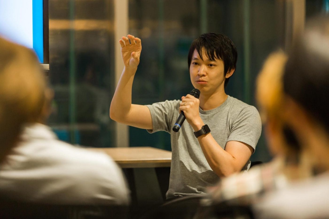 ■松本勇気 DMM.com CTO 大学4年生だった2013年に、創業直後の株式会社Gunosyに入社。ニュース配信サービス「グノシー」「ニュースパス」などの立ち上げから規模拡大、また広告配信における機械学習アルゴリズムやアーキテクチャ設計を担当し、幅広い領域の開発を手がける。 また、新規事業開発室担当として、ブロックチェーンやVR/ARといった各種技術の調査・開発を行う。2018年8月まで株式会社Gunosyにて執行役員 CTOおよび新規事業開発室室長。2018年10月11日より合同会社 DMM.comCTO（最高技術責任者）に就任。