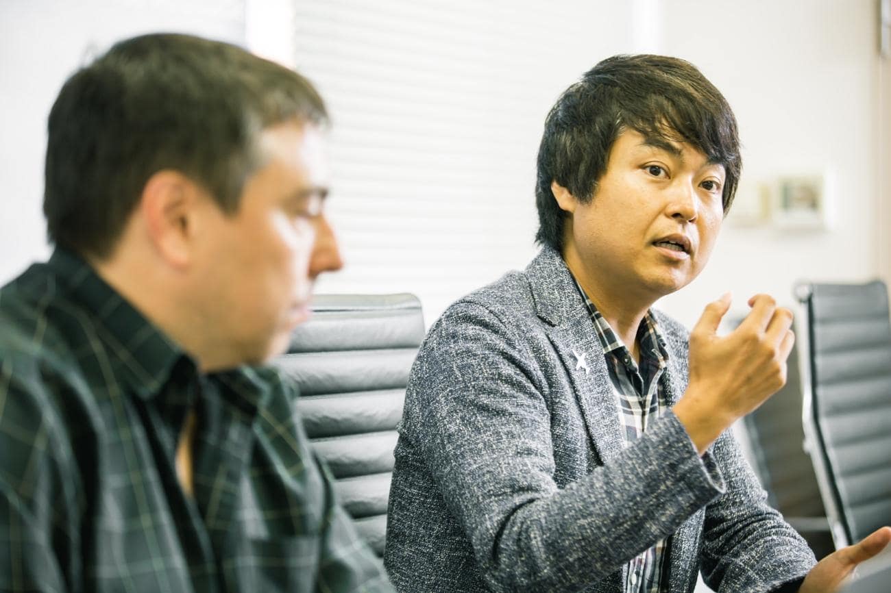 ■千葉 功太郎(ちば こうたろう) Drone Fund創業者 / 代表パートナー 慶應義塾大学SFC特別招聘教授 個人投資家 慶應義塾大学環境情報学部卒業後、株式会社リクルート(現 株式会社リクルートホールディングス)に入社。株式会社サイバード、株式会社ケイ・ラボラトリーを経て、2009年株式会社コロプラに参画、同年12月に取締役副社長に就任。採用や人材育成などの人事領域を管掌し、2012年東証マザーズIPO、2014年東証一部上場後、2016年7月退任。国内外のインターネットやリアルテック業界のエンジェル投資家(スタートアップ60社以上、ベンチャーキャピタル40ファンド以上に個人で投資)でありながら、2017年6月よりDrone Fund 創業者/代表パートナーを務める。 2019年4月より慶應義塾大学SFC招聘教授に就任。最近では、小型ビジネスジェット機「ホンダジェット」の顧客第1号として話題に。