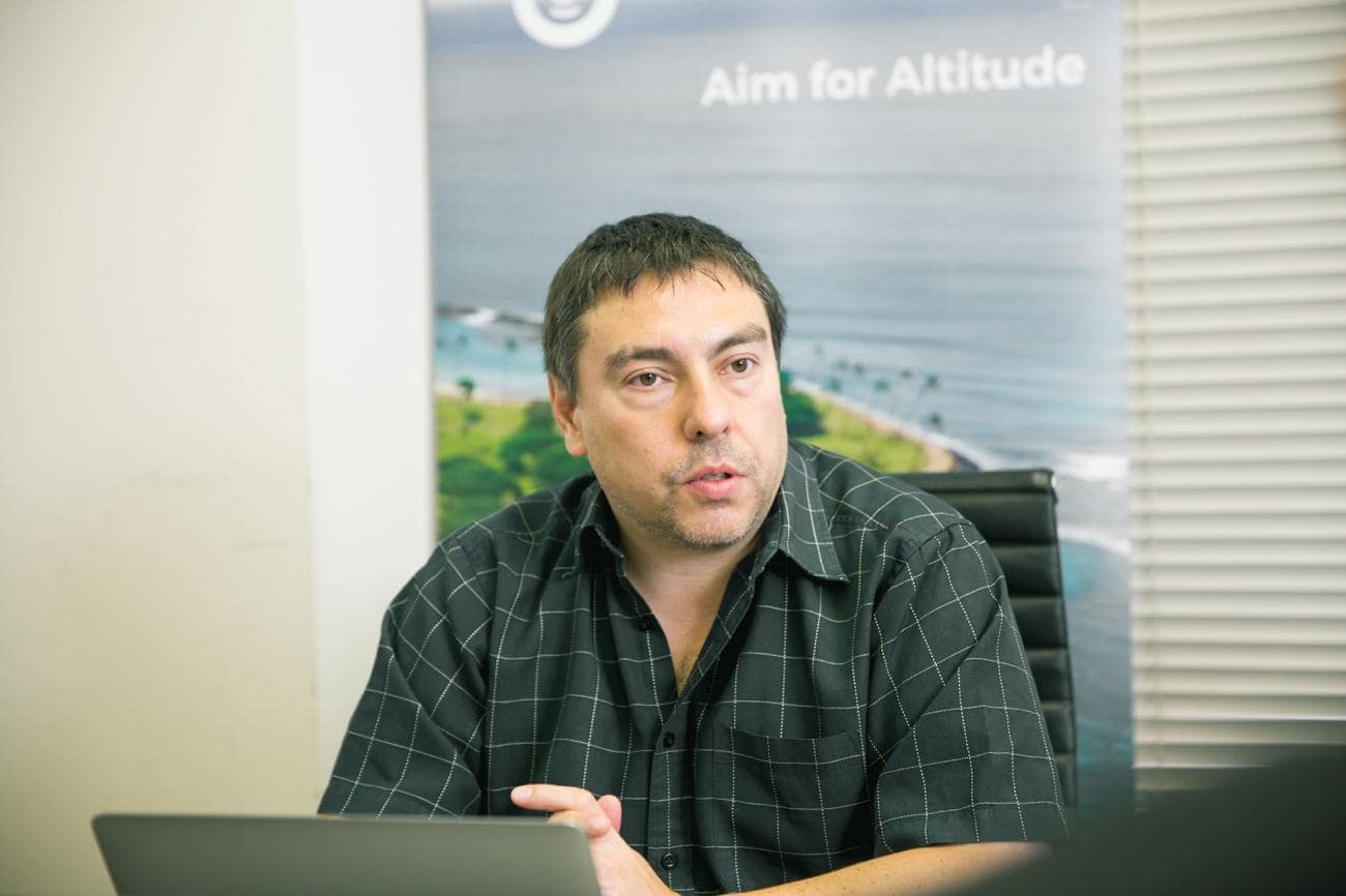 大前「ドローン領域に詳しくない方からは、『ドローンは規制だらけだけど、ビジネスになるんですか』とよく言われます。最近も国土交通省が新たなレギュレーションを出して、飛行プランの提出を求めてきました。こういったことも、外からみえると規制が強くビジネスがやりづらく見えるのだと思います。 しかし、それは全く逆。レギュレーションが明確で具体的な方がビジネスはしやすいのです。むしろ、レギュレーションが曖昧だと、政府の意向でいつNGになってしまうか分からないため投資もしづらいもの。レギュレーションを明確にして、問題が起きてもすぐに解決できるようにすることで、投資マネーも集まりやすくなります」