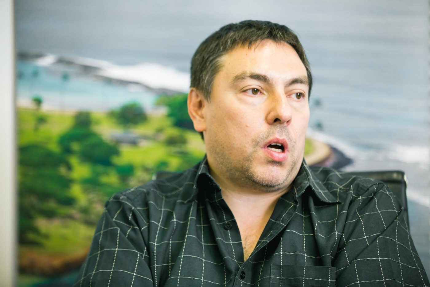 大前「ドローンがインフラ化することは、日本が抱える様々な課題の解決にも合致しています。日本は世界的にみて課題先進国ですが、それに対して人口は減っていくので、人じゃない何かが課題を解決しなければなりません。外国人労働者という選択肢もありますが、日本は文化的に外国人を受け入れる素地がなく、なかなか難しい状況です。そこを技術で対応していかなければならないのです。 例えば、道路や橋などインフラの老朽化も日本の抱える課題の一つです。これまでは橋などを検査するのに打音検査をすることが法律で定められていました。しかし、ドローンを使ってセンサーで検査することを認めるように法律を変える方向性もまとまって来ました。これから数十年で、老朽化によって使えなくなる橋が大量に出てきますが、今の労働力で全ての橋を人の目視と打音検査していては間に合いません。そこでドローンを使って検査することが国内で広がっているのです」