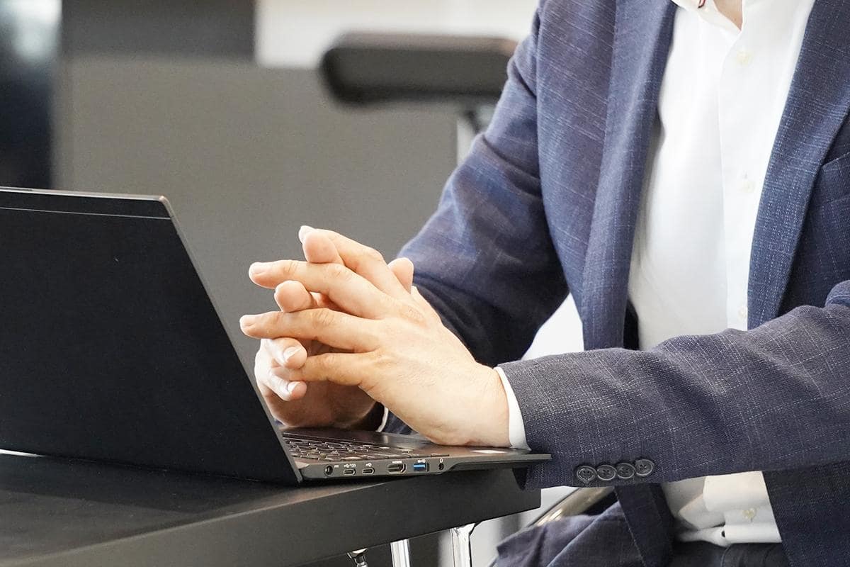 MS&ADの共創事例を伺うと、大企業や中小企業、自治体だけでなく、スタートアップとの協業も積極的に進めていることがわかった。経営基盤がまだ安定していないなど、リスクもあるように感じるが、その点をどのように考えているのだろうか。 質問に対し松岡氏は、それを上回るだけのメリットがあると答えた。ひとつには、スタートアップ特有のスケーラビリティの高さがあるという。はじめの一歩は小さくとも、成長に合わせた発展性が期待できるからだ。 また最近は、社会課題や環境問題に関するソリューションを提供するスタートアップを見受けることも多く、一緒にやらない理由が見つからないと松岡氏は補足した。 ここでいくつか、実際のスタートアップとの協業事例を紹介する。最初に示されたのは、 Arithmer 株式会社(以下、アリスマー社)と実施した、ドローンとAIを活用した水災損害調査に関する事業だ。 【藤岡】「水災損害が起こった際一軒一軒を立会調査しているため、大規模な水災では保険金のお支払いに時間がかかってしまいご迷惑をおかけすることがあります。この課題に対し、流体シミュレーションで独自の高いAI技術を有するアリスマー社と損害査定の業務で協業しています。被災後にドローンで上空から浸水地域を撮影し地表の3Dモデルを作成するとともに、AIによる流体シミュレーション技術によるデータ解析で迅速かつ正確に浸水高を算定し、保険金の支払いをスムーズに進めることができるようになりました」 同じくスタートアップとの協業事例として、株式会社アーバンエックステクノロジーズ(以下、アーバンエックステクノロジーズ)と自治体とで連携した「ドラレコ・ロードマネージャー」の事例が紹介された。 官民連携DXによる道路点検サポートで、全国の自治体等が行う道路の点検・管理業務にかかるコストの増加や点検担当者不足といった課題を解決した。 このサービスはさまざまな企業の車両に設置されたドライブレコーダーの映像記録を活用し、広範囲の路面情報を扱えることにポイントがある。アーバンエックステクノロジーのAI技術は道路の穴やひび割れ、白線のかすれなどをAIで画像認識できるため、自治体は道路点検のための巡回業務が削減され、計画的な補修業務も行えるようになった。 【藤岡】「MS&ADでは、自動車保険と一緒にドライブレコーダーも併せてご利用いただいております。これは自動車事故での衝撃を感知して、自動的にコールセンターへつなぐことにより、すぐに事故後のサポートができ、通信機能を搭載していることが特徴です。当社は通信機能付きのドライブレコーダーを多数市場に展開しており、アーバンエックステクノロジーズとの協業において重要なポイントになりました」 社会課題を解決し、レジリエントでサステナブルな社会へ